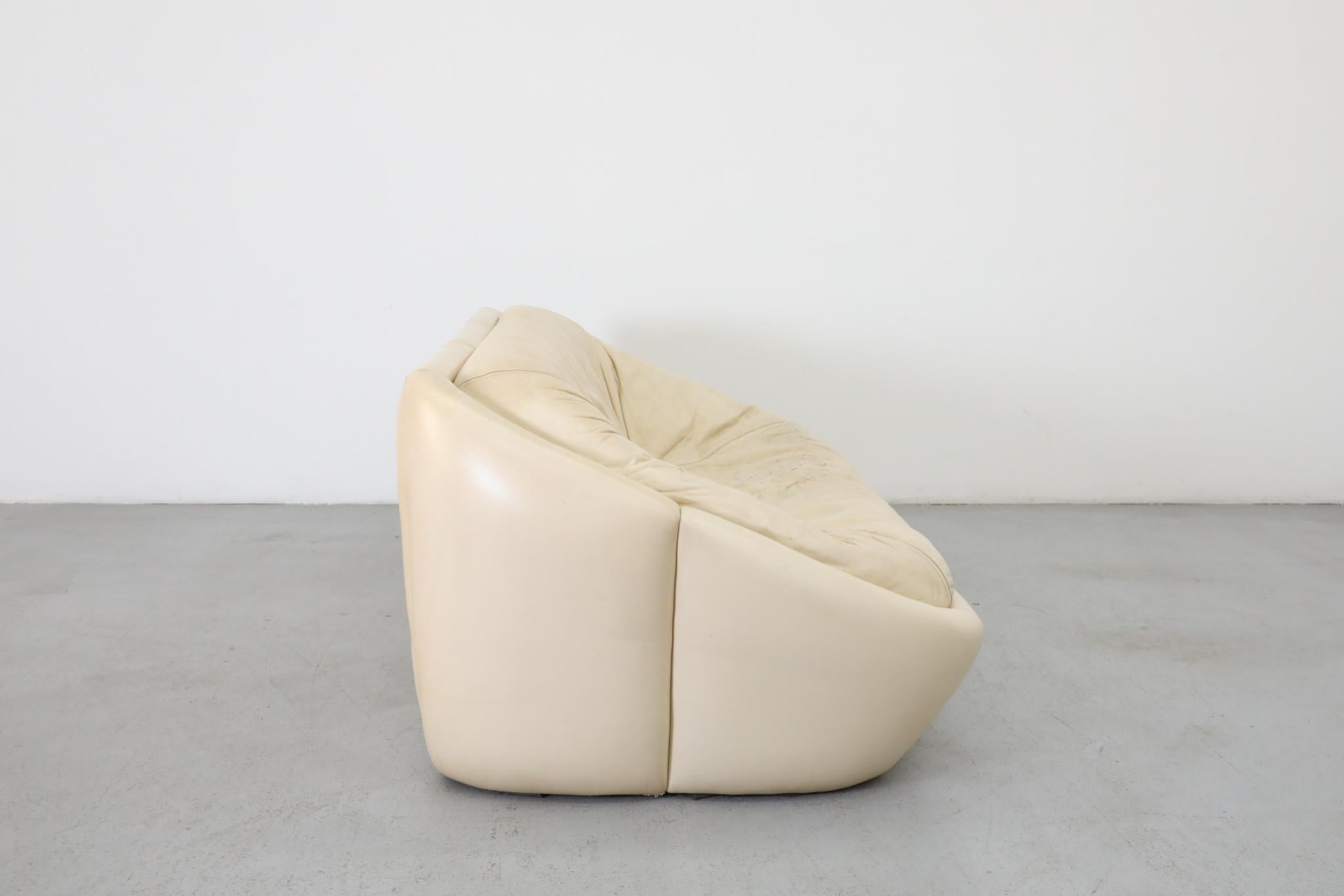 Canapé en cuir Off-White de style Space A dans le style de Steve Chase en vente 1