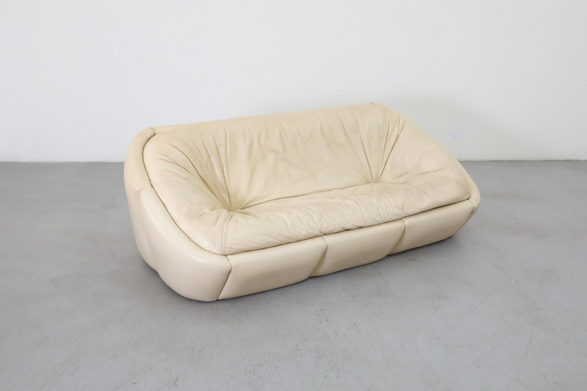 Canapé en cuir Off-White de style Space A dans le style de Steve Chase en vente 2