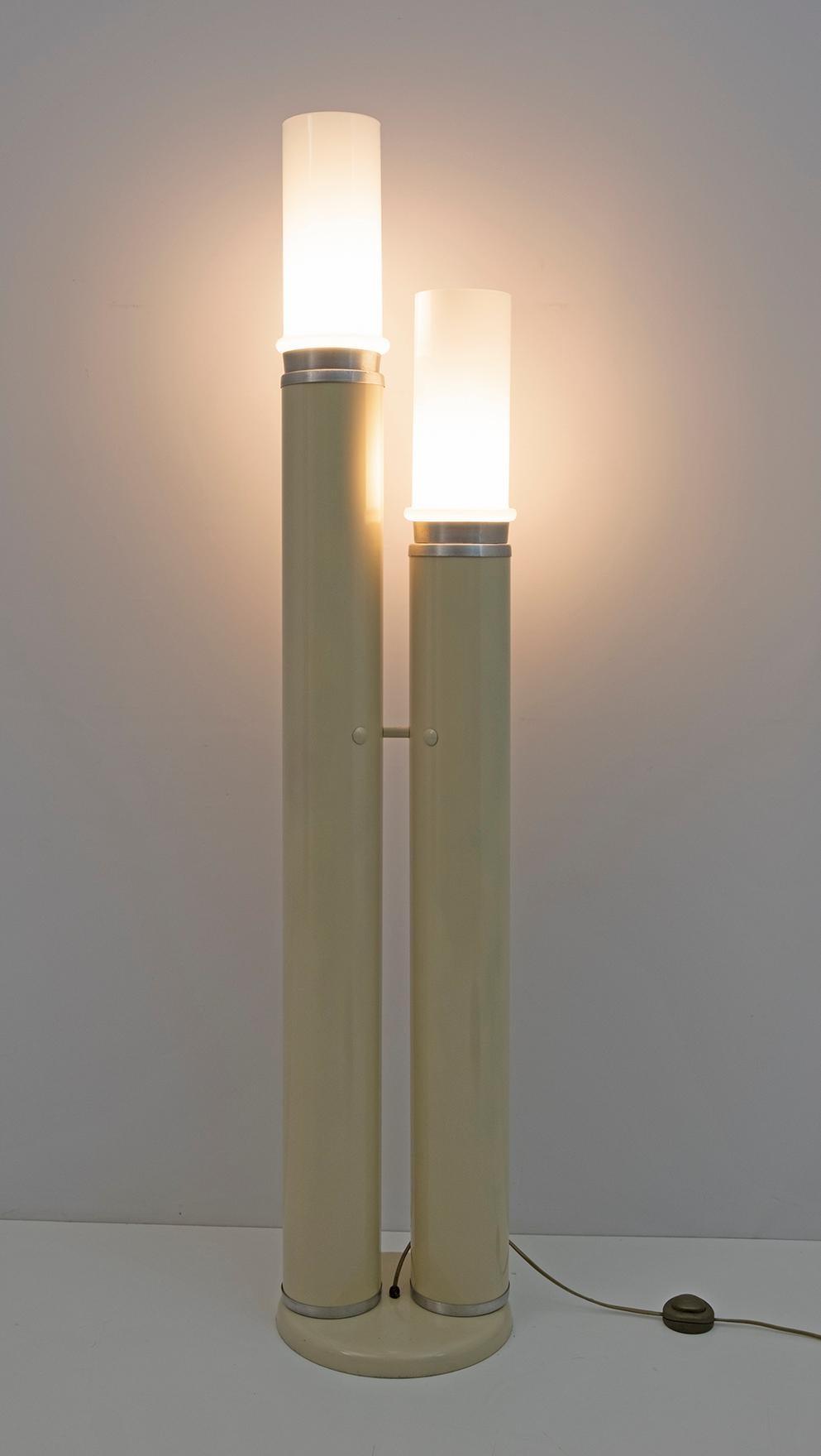 Lampe Space Age, design italien particulier des années 70, composée de deux cylindres en métal laqué ivoire et aluminium et de deux cylindres en verre opale.