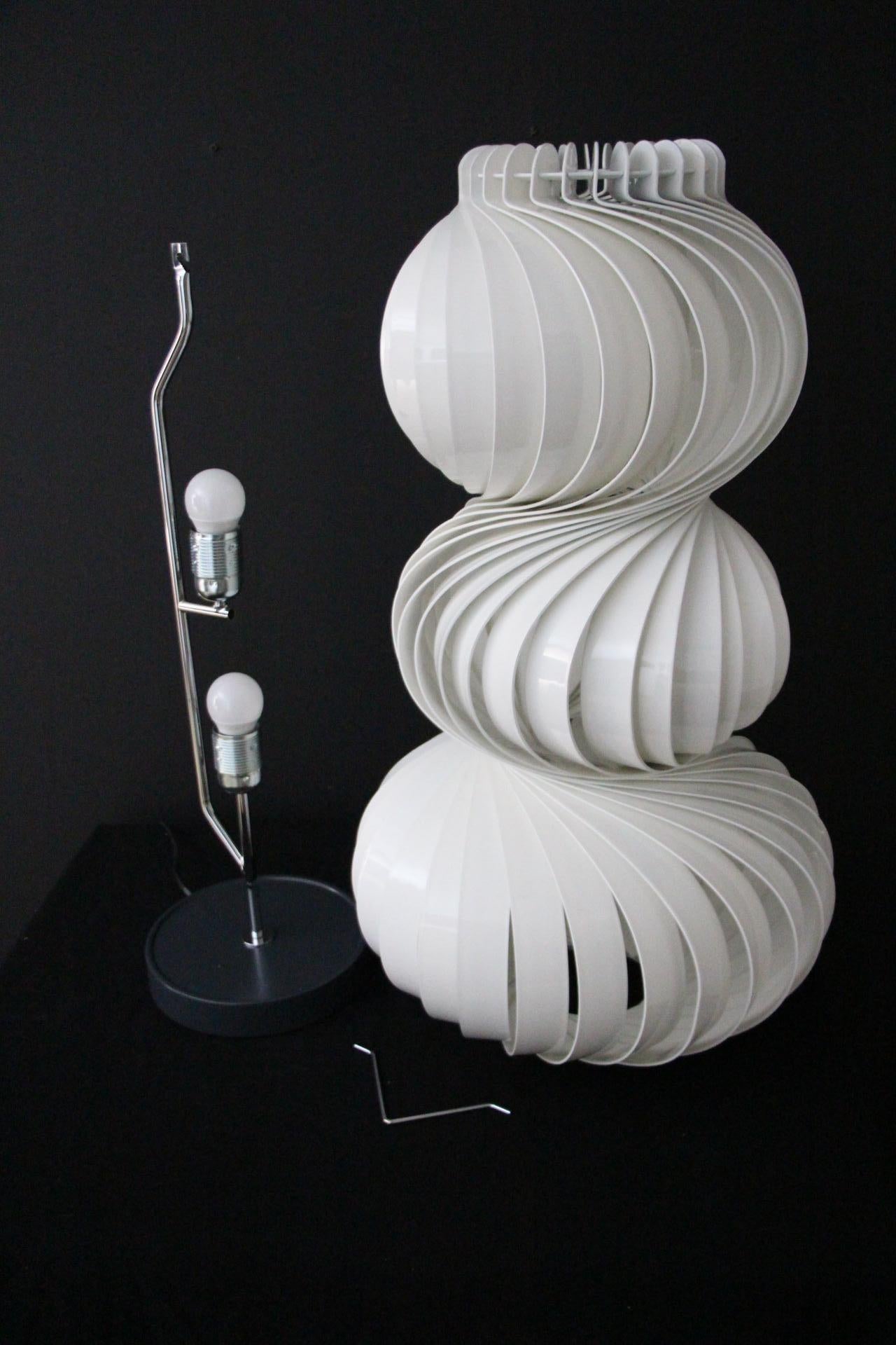 Space Age or Mid Century Modern Twirling Medusa Lamp in White Steel and Aluminum For Sale 3