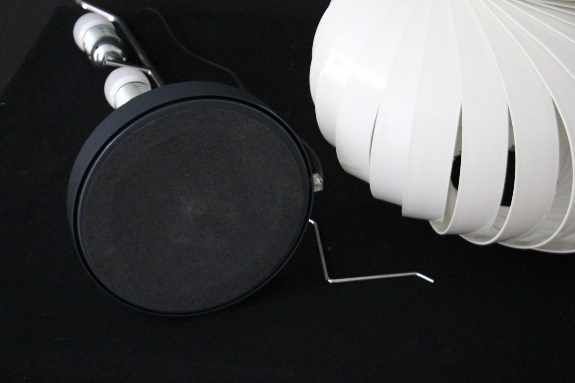 Space Age or Mid Century Modern Twirling Medusa Lamp in White Steel and Aluminum For Sale 4