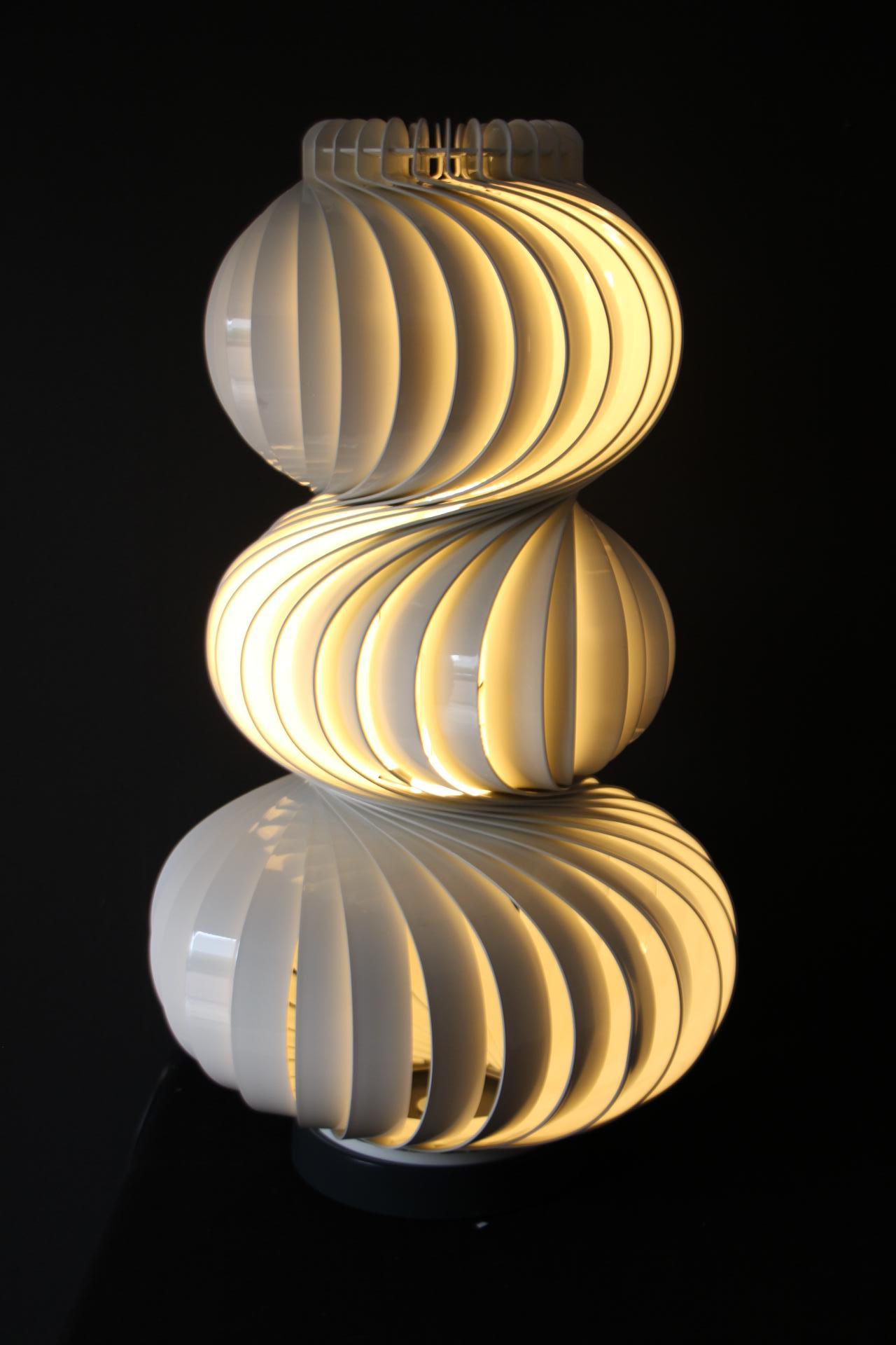 Space Age or Mid Century Modern Twirling Medusa Lamp in White Steel and Aluminum For Sale 5