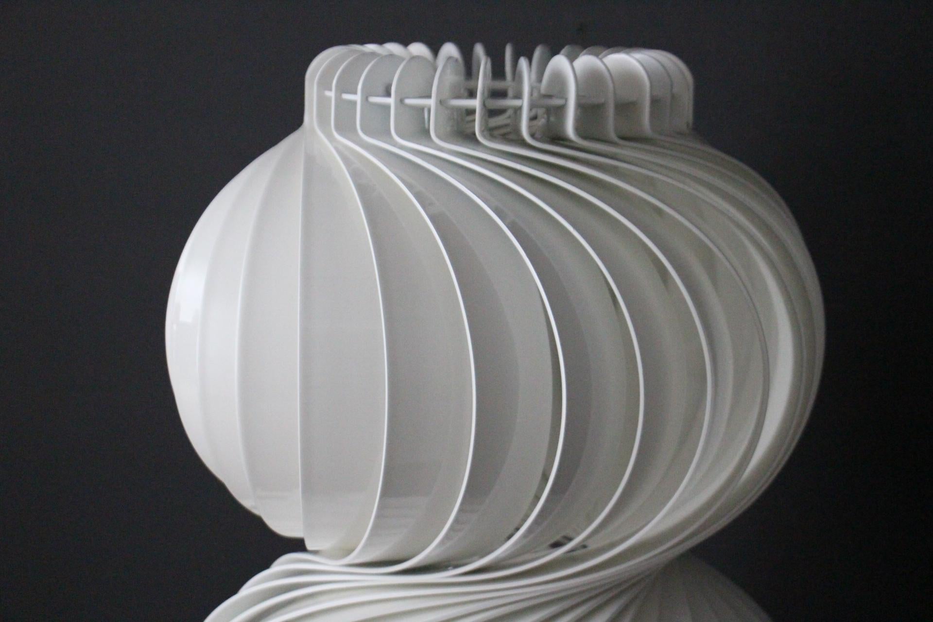 Mid-Century Modern Space Age or Mid Century Modern Twirling Medusa Lamp in White Steel and Aluminum For Sale