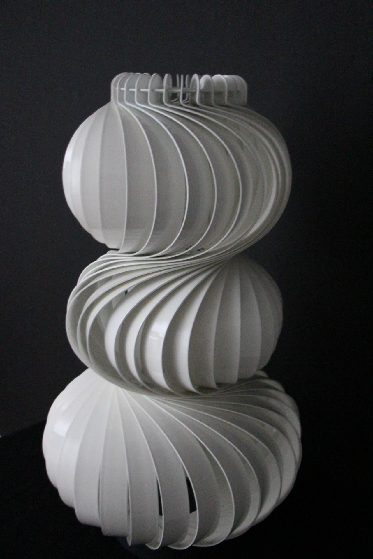 Italian Space Age or Mid Century Modern Twirling Medusa Lamp in White Steel and Aluminum For Sale