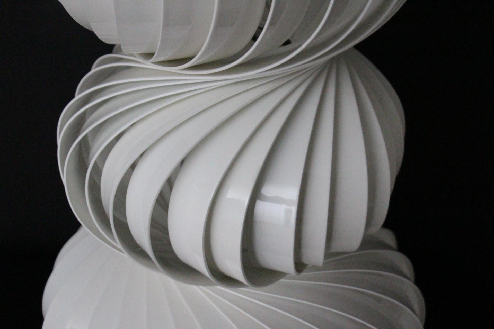 Space Age or Mid Century Modern Twirling Medusa Lamp in White Steel and Aluminum In Excellent Condition For Sale In Saint-Ouen, FR