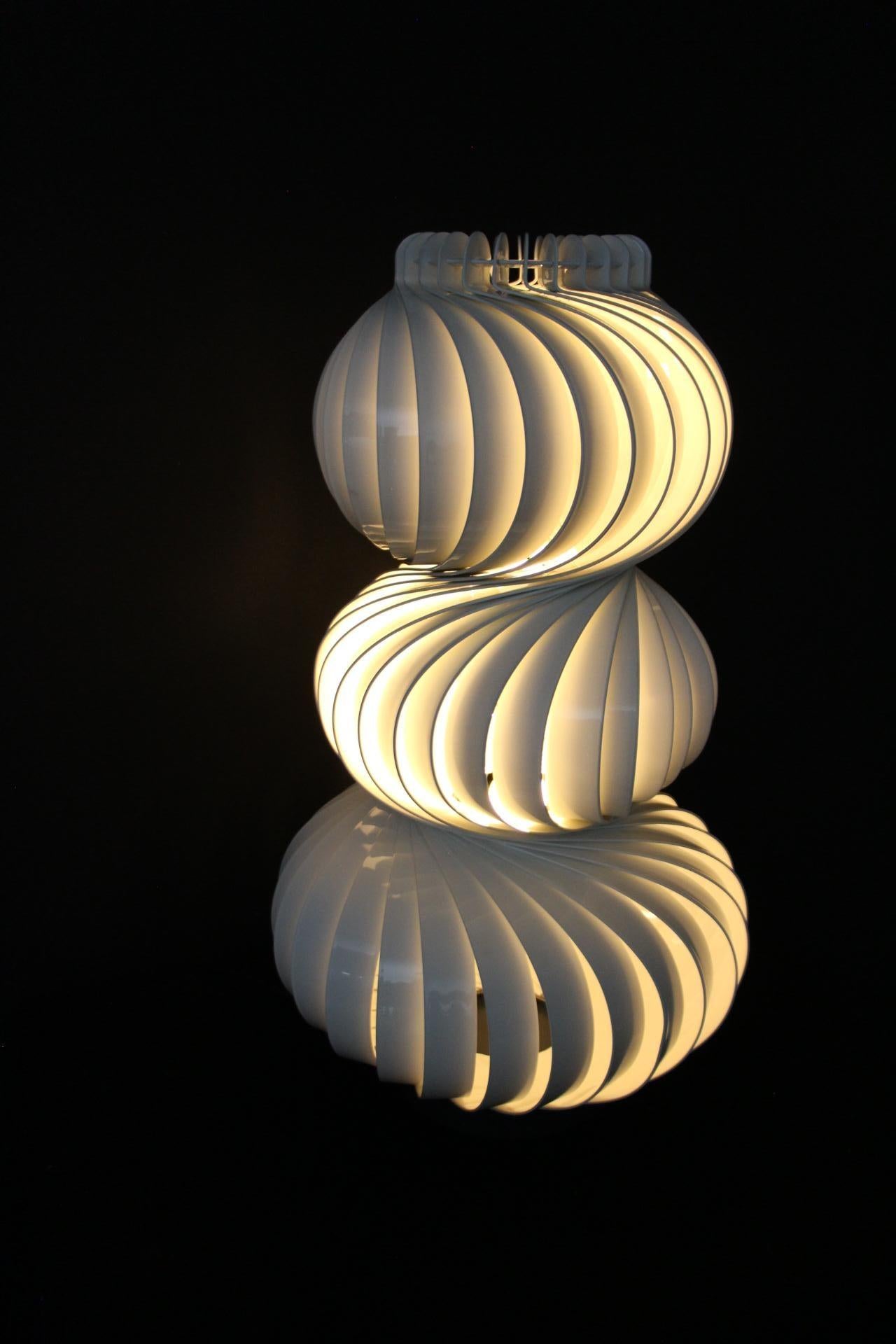Metal Space Age or Mid Century Modern Twirling Medusa Lamp in White Steel and Aluminum For Sale