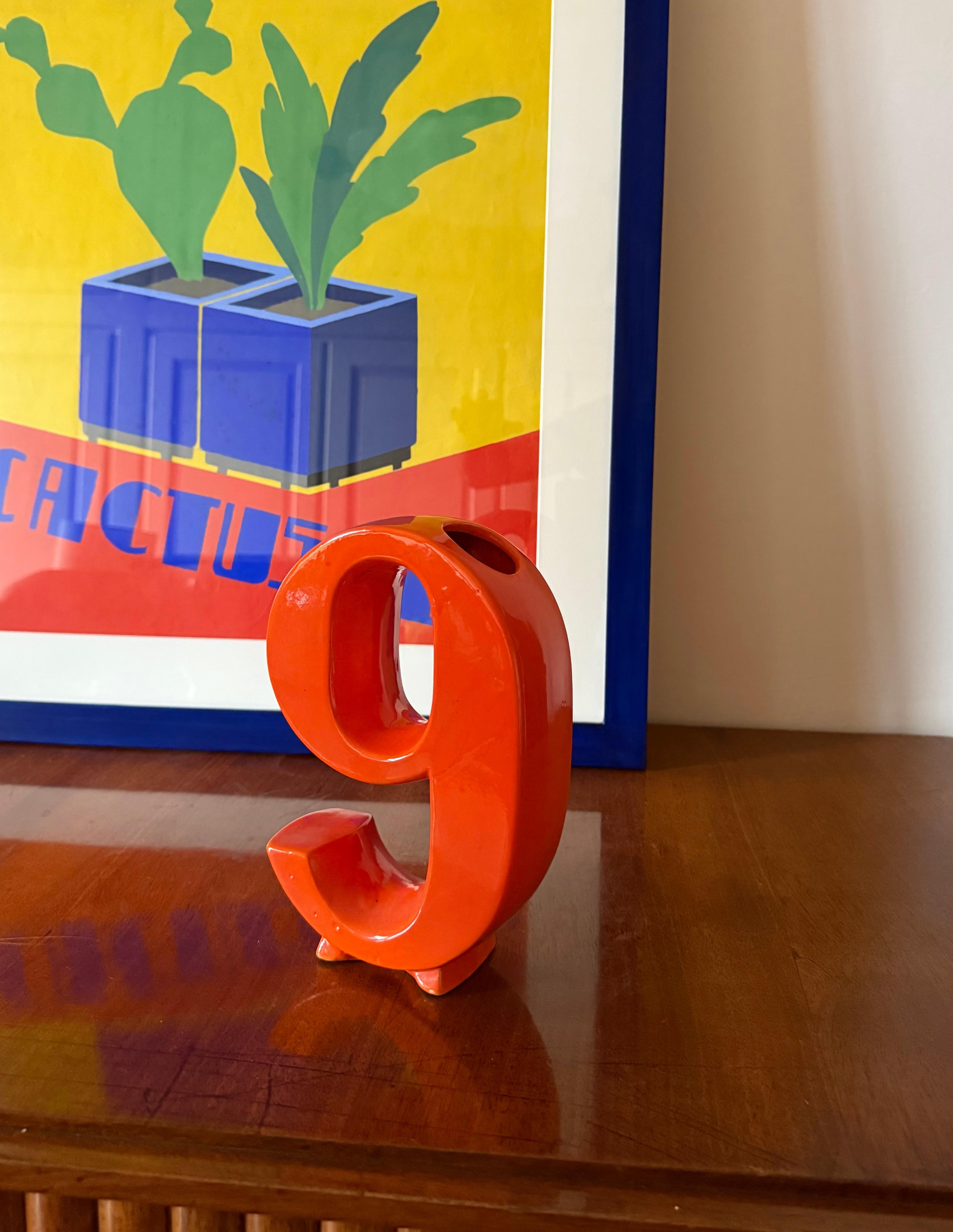 Weltraumzeitalter orange Nummer geformt Keramik Solifleur Vase

Kreationen Marcel Radureau Frankreich ca. 1970

H 20,5 cm - 15 × 6 cm 

Zustand: ausgezeichnet, entsprechend dem Alter und dem Gebrauch. 