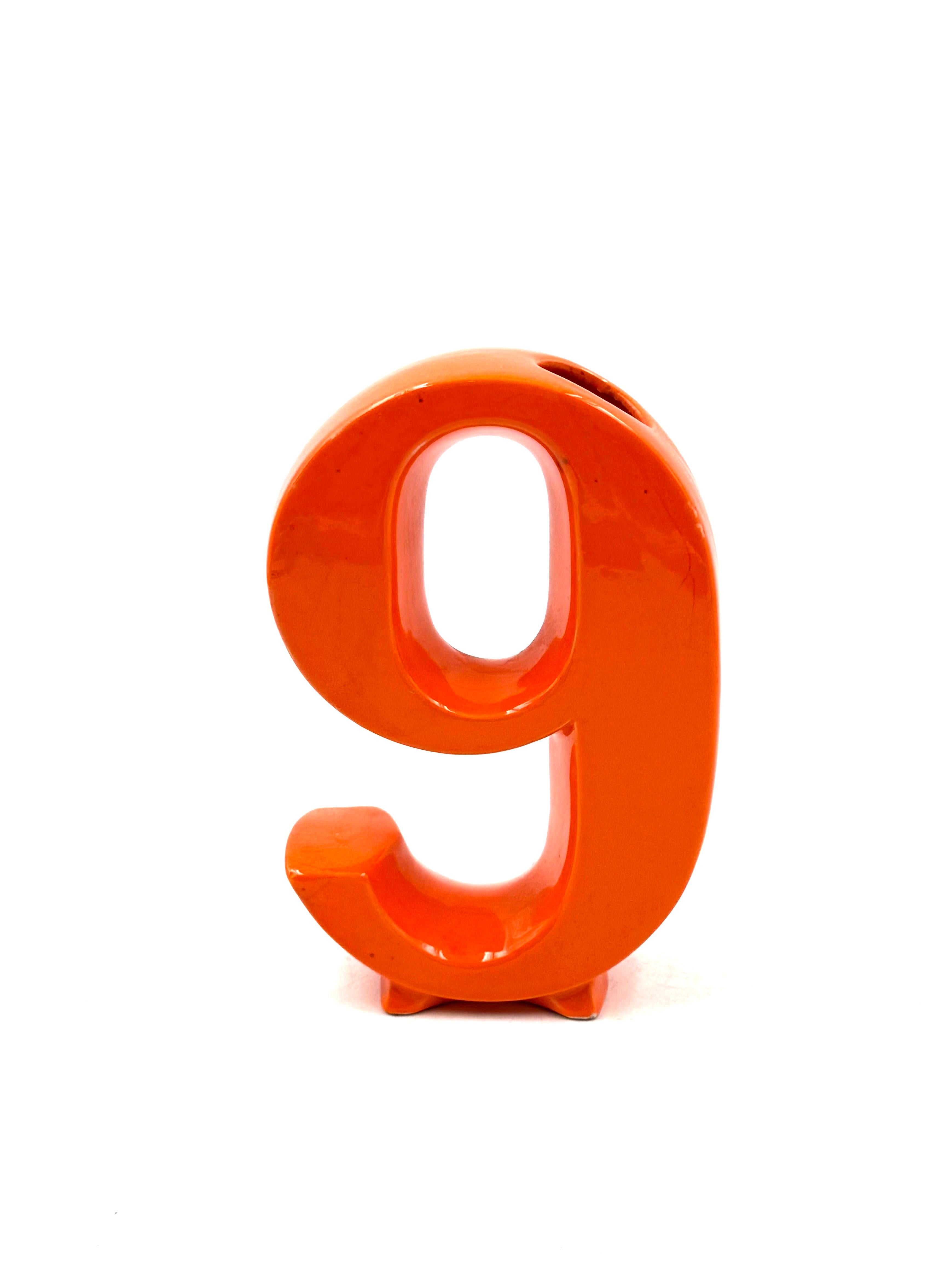 Weltraumzeitalter orange 9 Nummer geformt Keramik Solifleur Vase, Marcel Radureau ca. 197 (Space Age) im Angebot