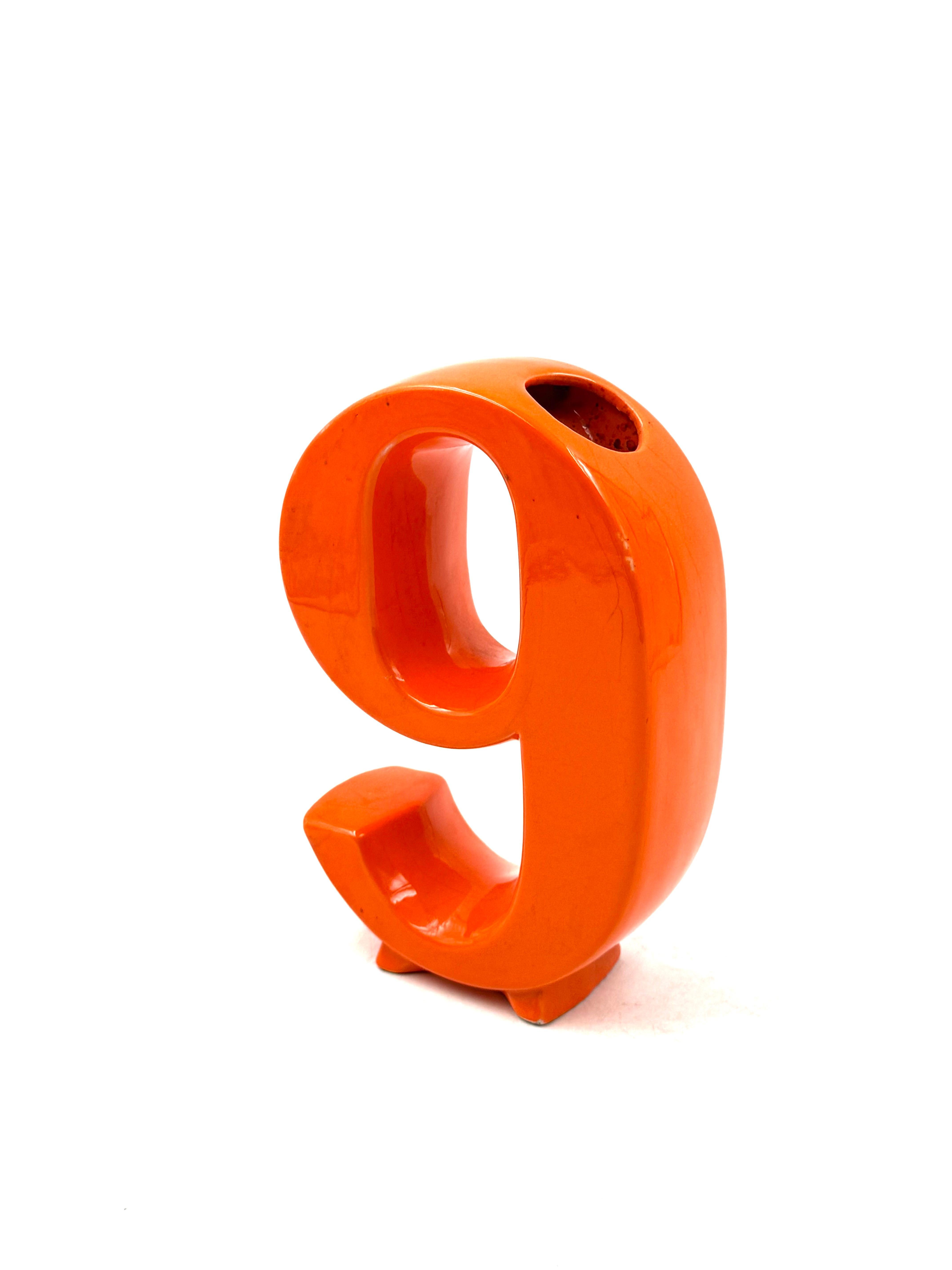 Weltraumzeitalter orange 9 Nummer geformt Keramik Solifleur Vase, Marcel Radureau ca. 197 (French) im Angebot
