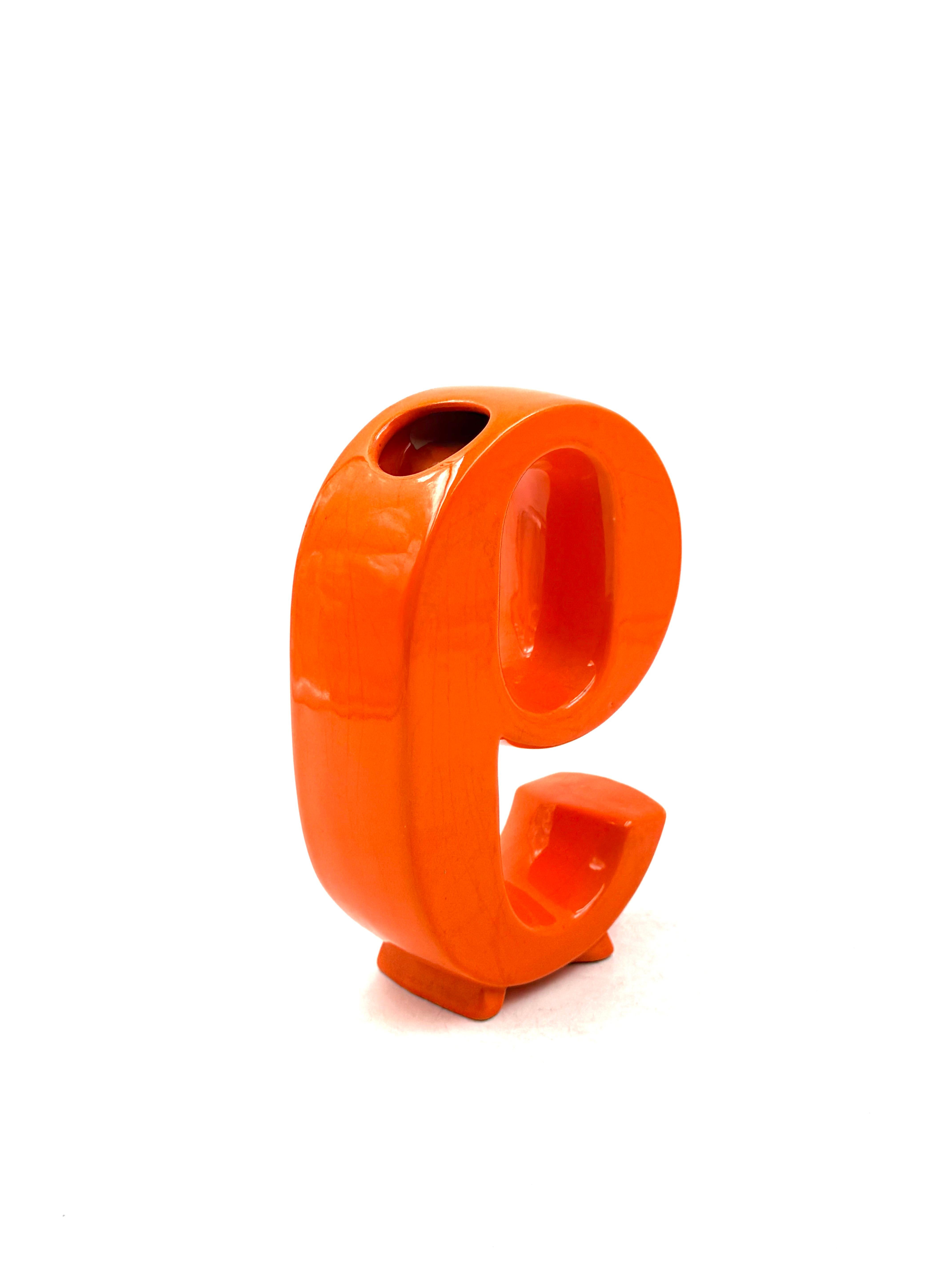 Weltraumzeitalter orange 9 Nummer geformt Keramik Solifleur Vase, Marcel Radureau ca. 197 (Late 20th Century) im Angebot
