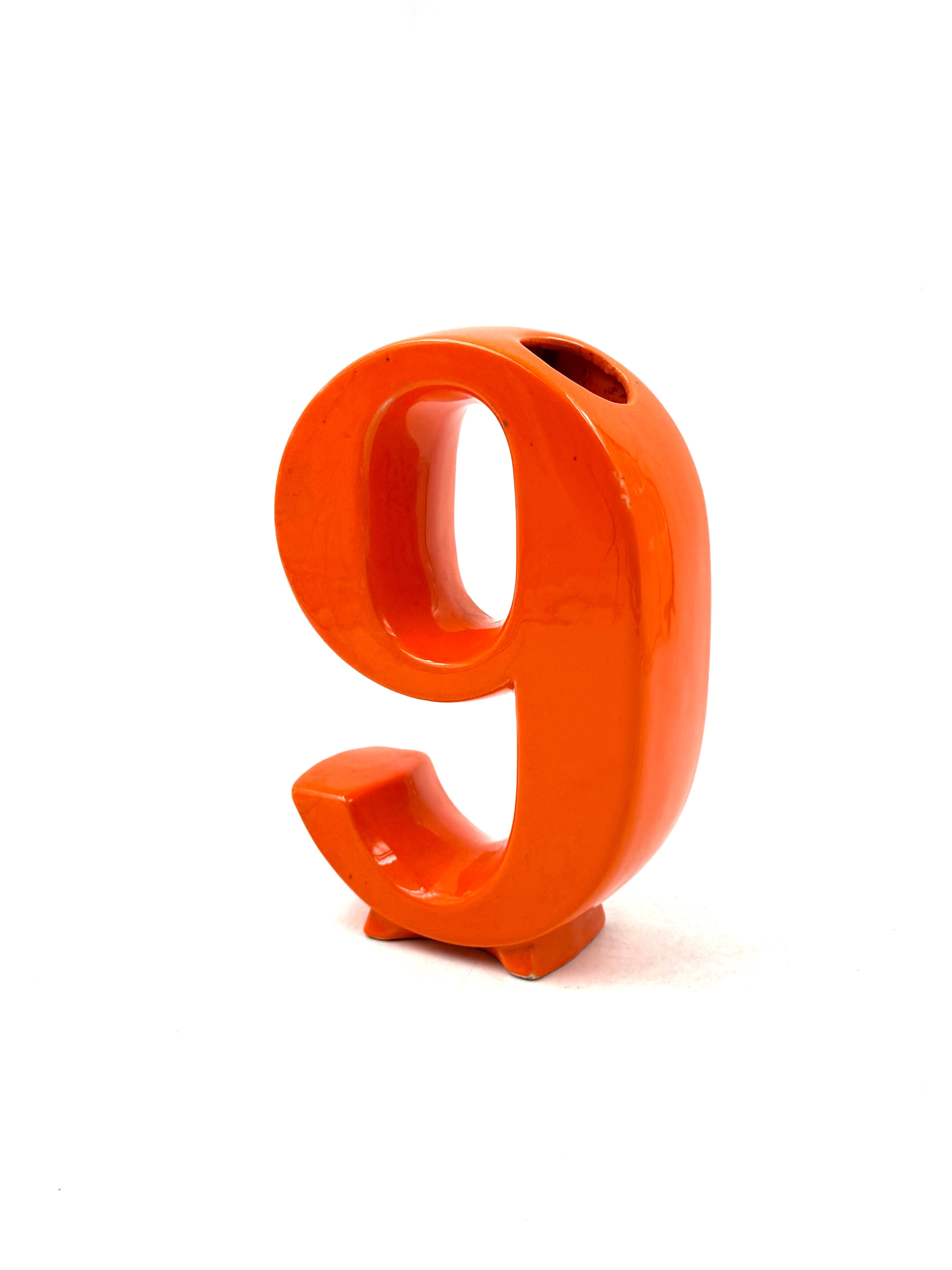 Weltraumzeitalter orange 9 Nummer geformt Keramik Solifleur Vase, Marcel Radureau ca. 197 im Angebot 2