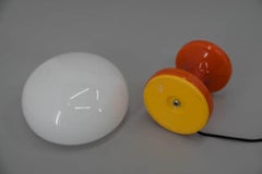 Lampe à poser en forme de champignon en verre orange et blanc de Space AGE par Valašské Meziříčí, 1970