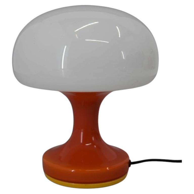 Space Age Orangefarbene und weiße Glaspilz-Tischlampe von Valašské Meziříčí, 1970er Jahre im Angebot