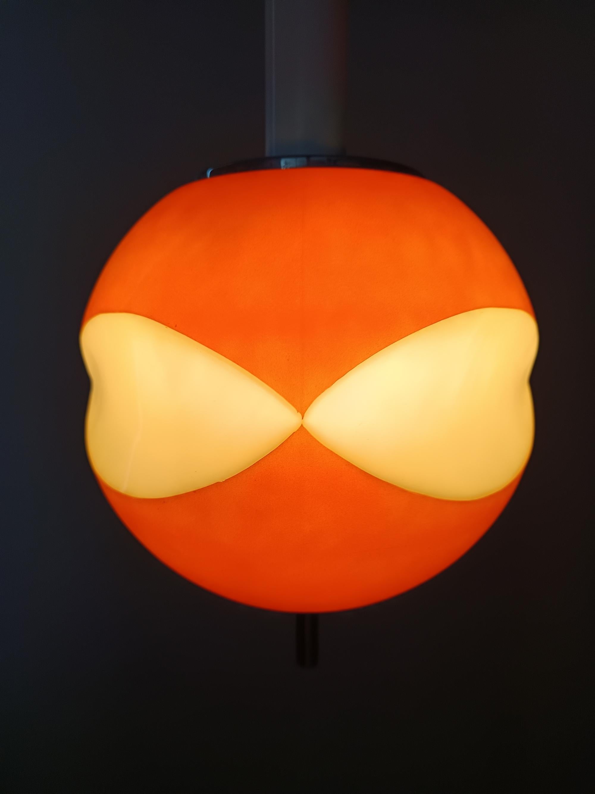 Fabriqué en Italie, années 1970.
Elle est réalisée en verre opalin orange et blanc, en chrome et en métal verni. 
Le câblage est compatible avec les normes américaines. 
Ce pendentif est une pièce vintage, il peut donc présenter de légères traces