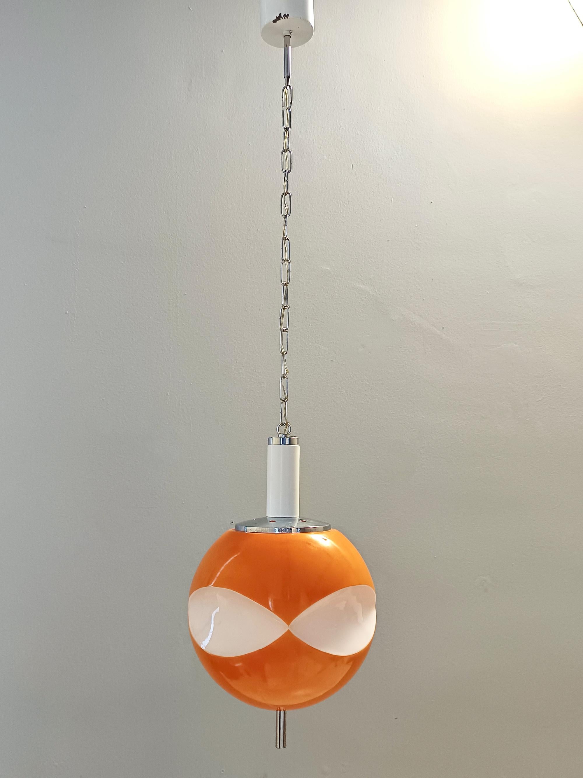 Ère spatiale Pendentif en verre opalin orange et blanc de l'ère spatiale, Italie en vente
