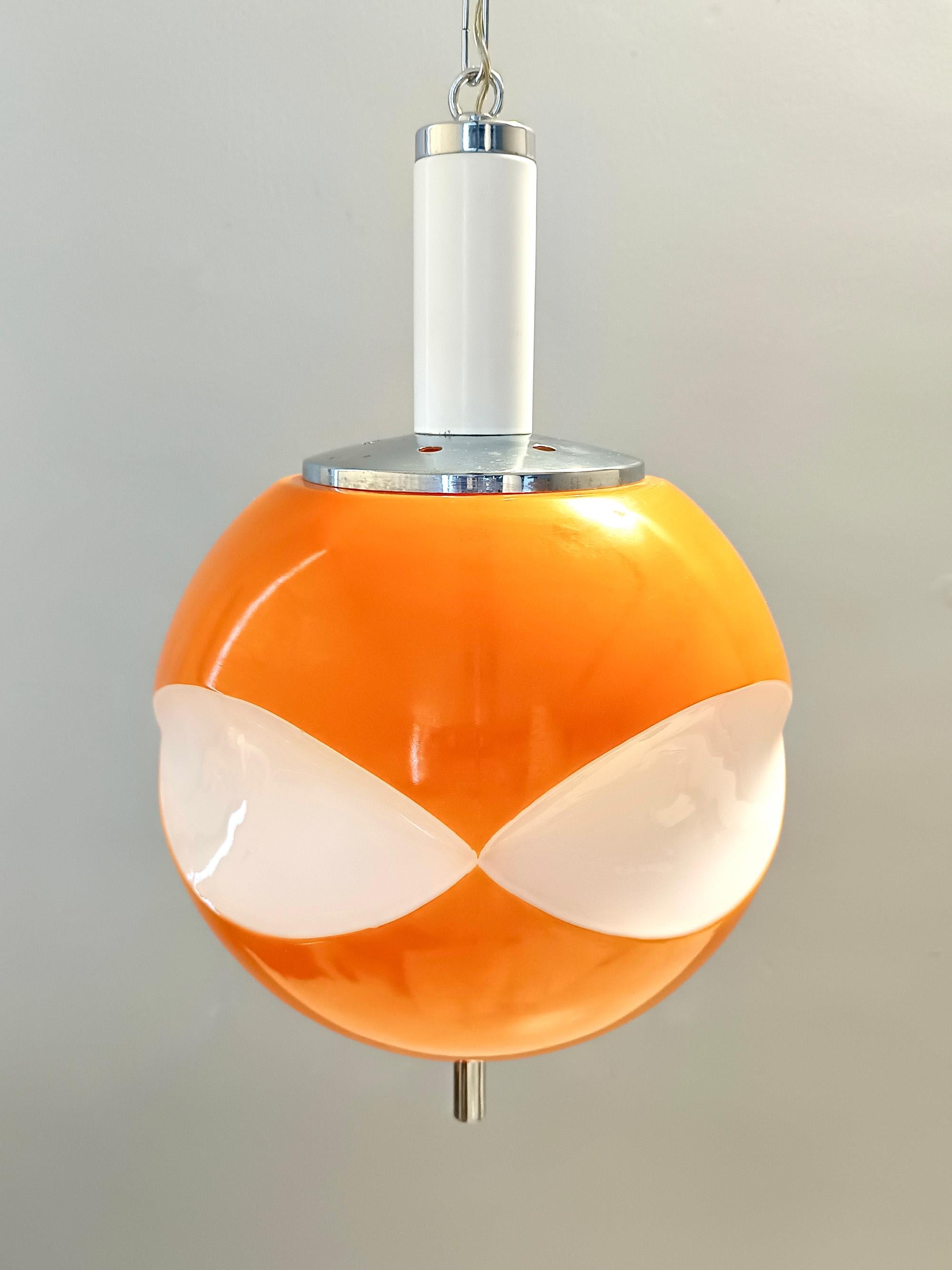 Verni Pendentif en verre opalin orange et blanc de l'ère spatiale, Italie en vente