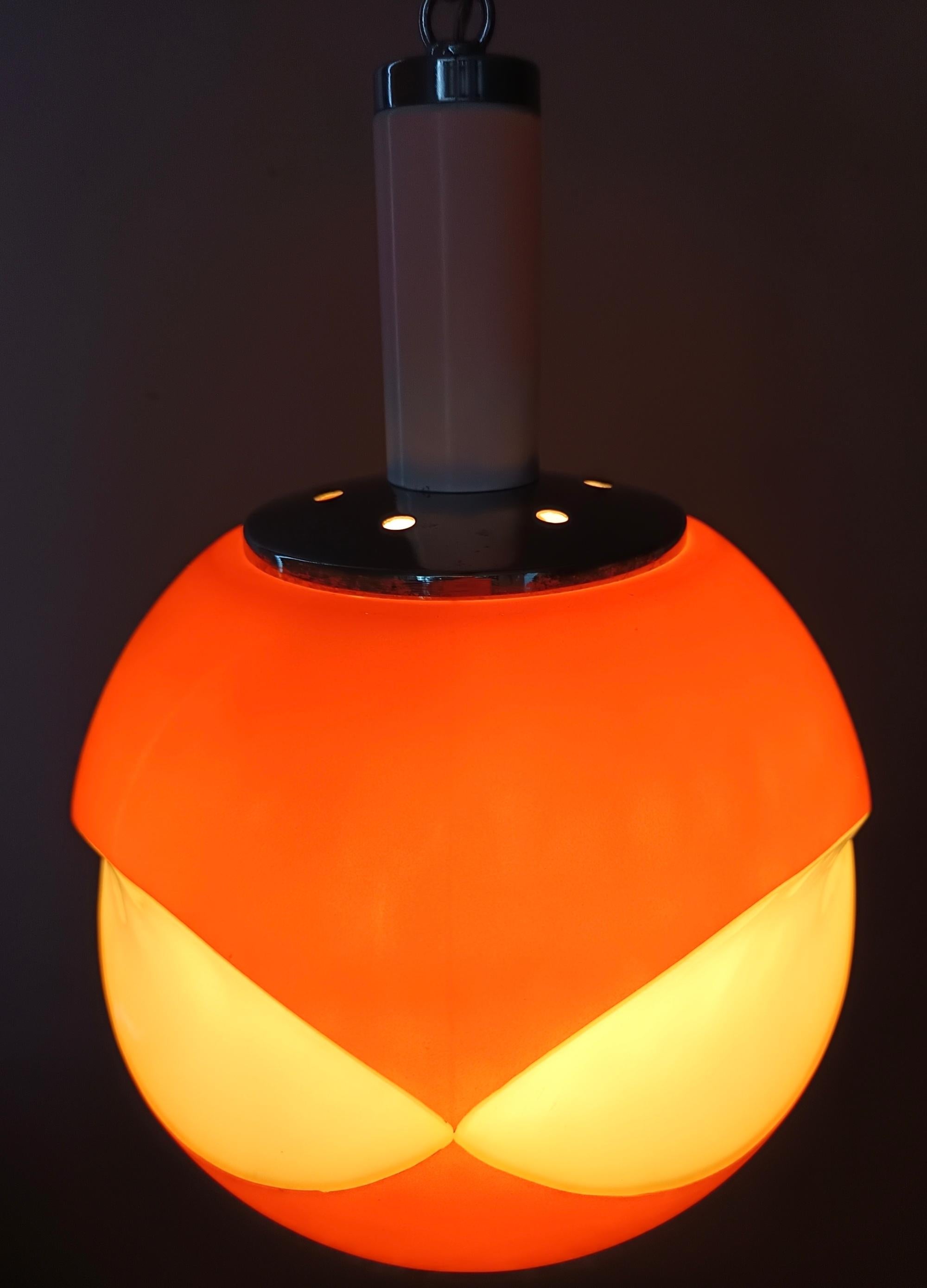Pendentif en verre opalin orange et blanc de l'ère spatiale, Italie Excellent état - En vente à Bresso, Lombardy