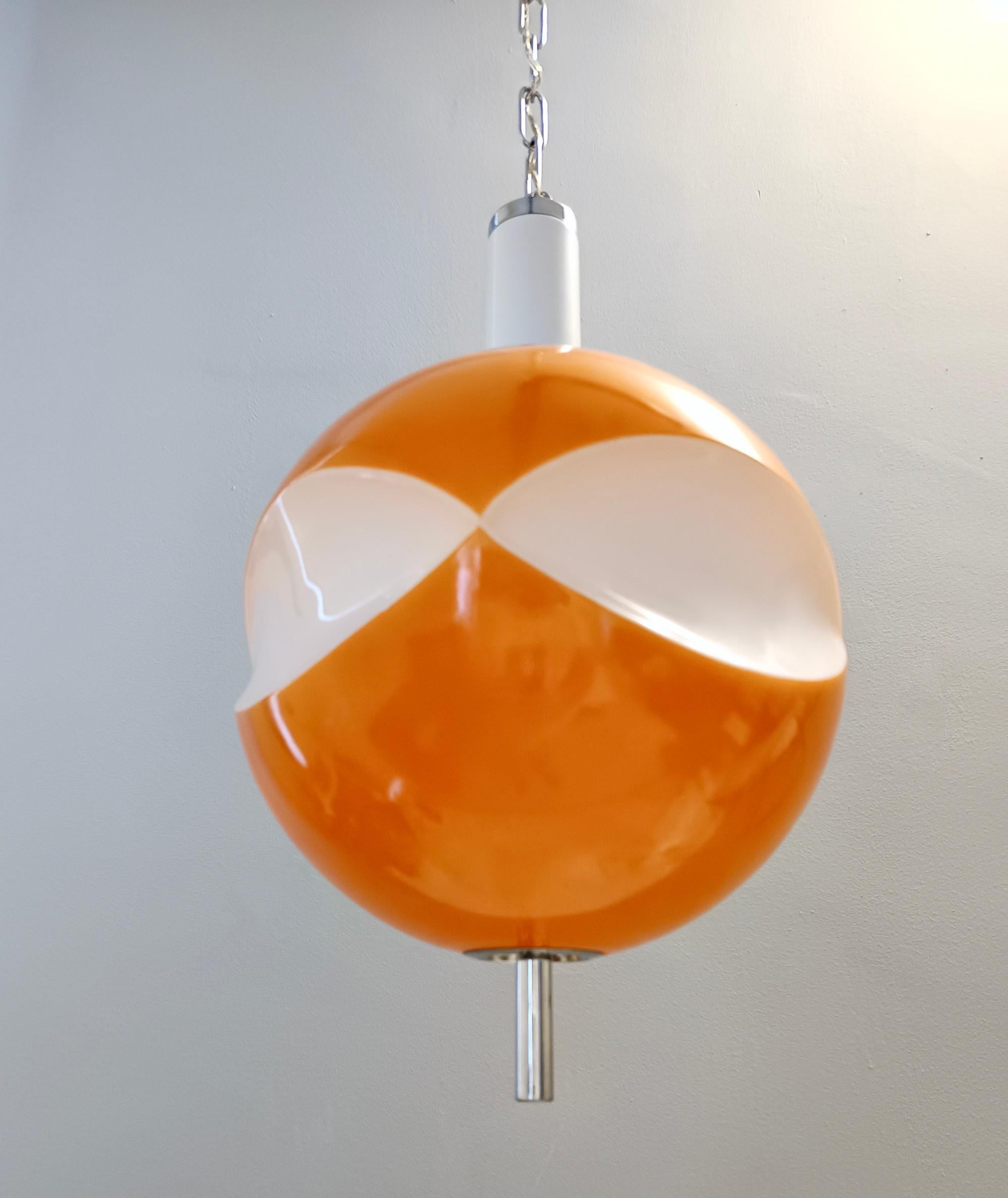 Fin du 20e siècle Pendentif en verre opalin orange et blanc de l'ère spatiale, Italie en vente