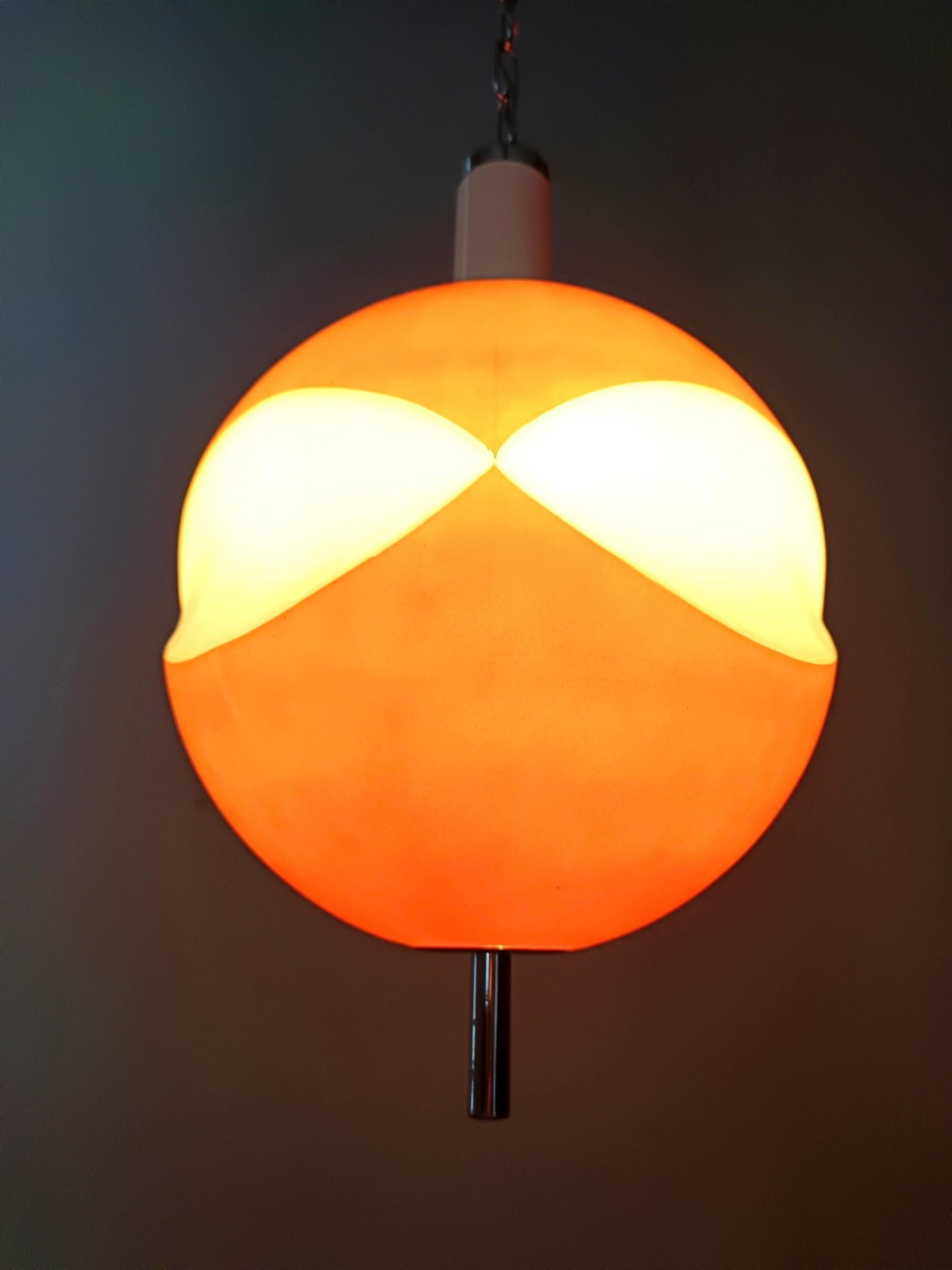 Métal Pendentif en verre opalin orange et blanc de l'ère spatiale, Italie en vente
