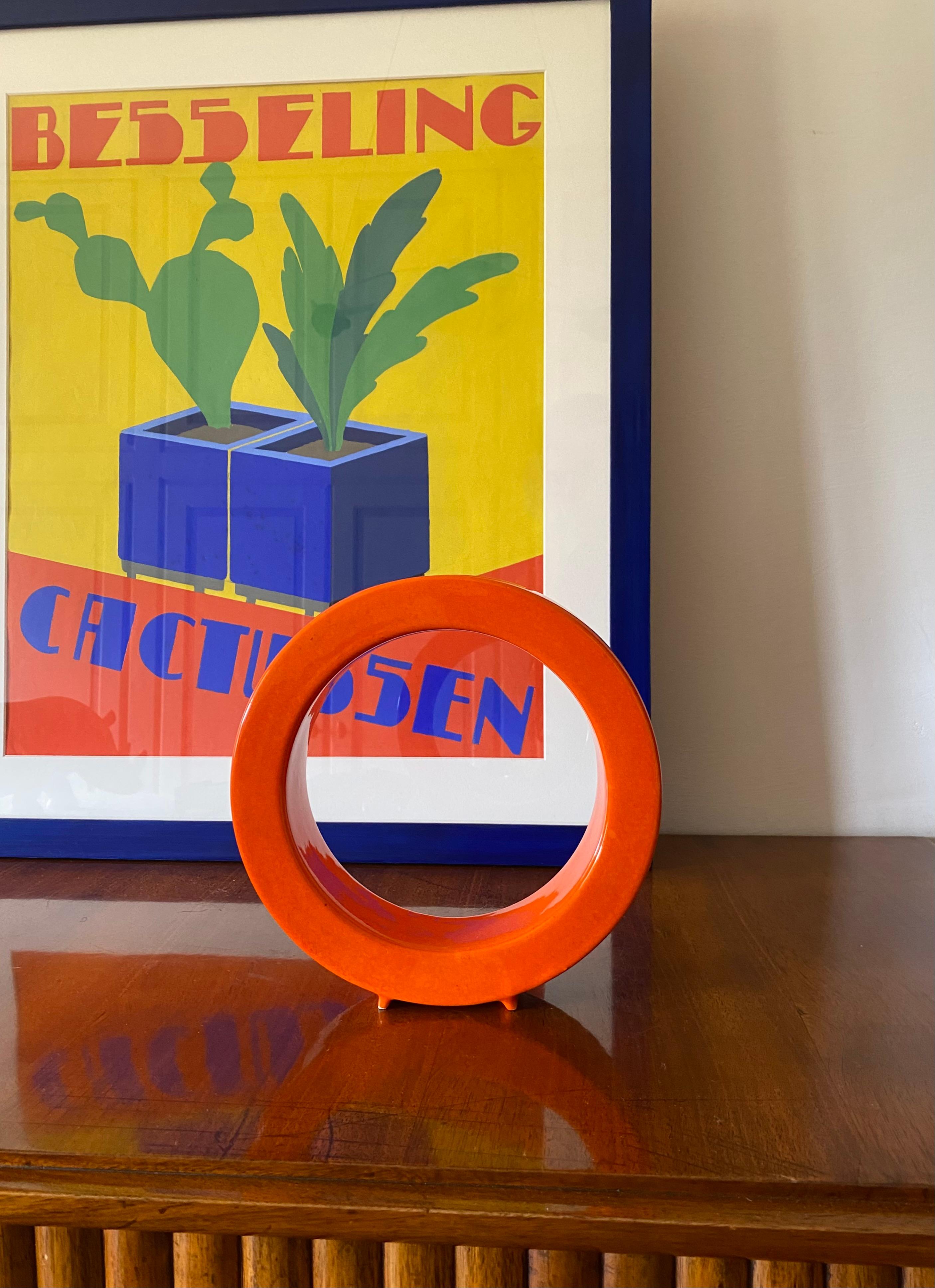 Weltraumzeitalter orangefarbene Keramikvase 

Gabbianelli Italien ca. 1970

H 22 cm - 5,5 cm 

Zustand: ausgezeichnet, entsprechend dem Alter und dem Gebrauch. Keine Mängel