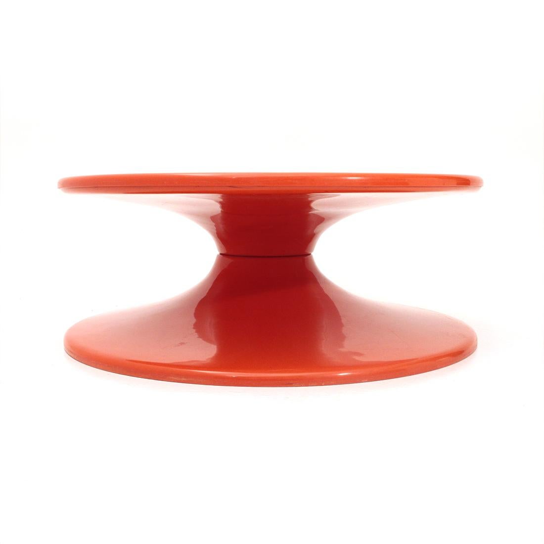 Coffee table produced in the 1970s.
Double body in orange plastic. Hole in the upper floor.
Good general conditions, some signs due to normal use over time.

Dimensions: Width 90 cm, depth 90 cm, height 35 cm.