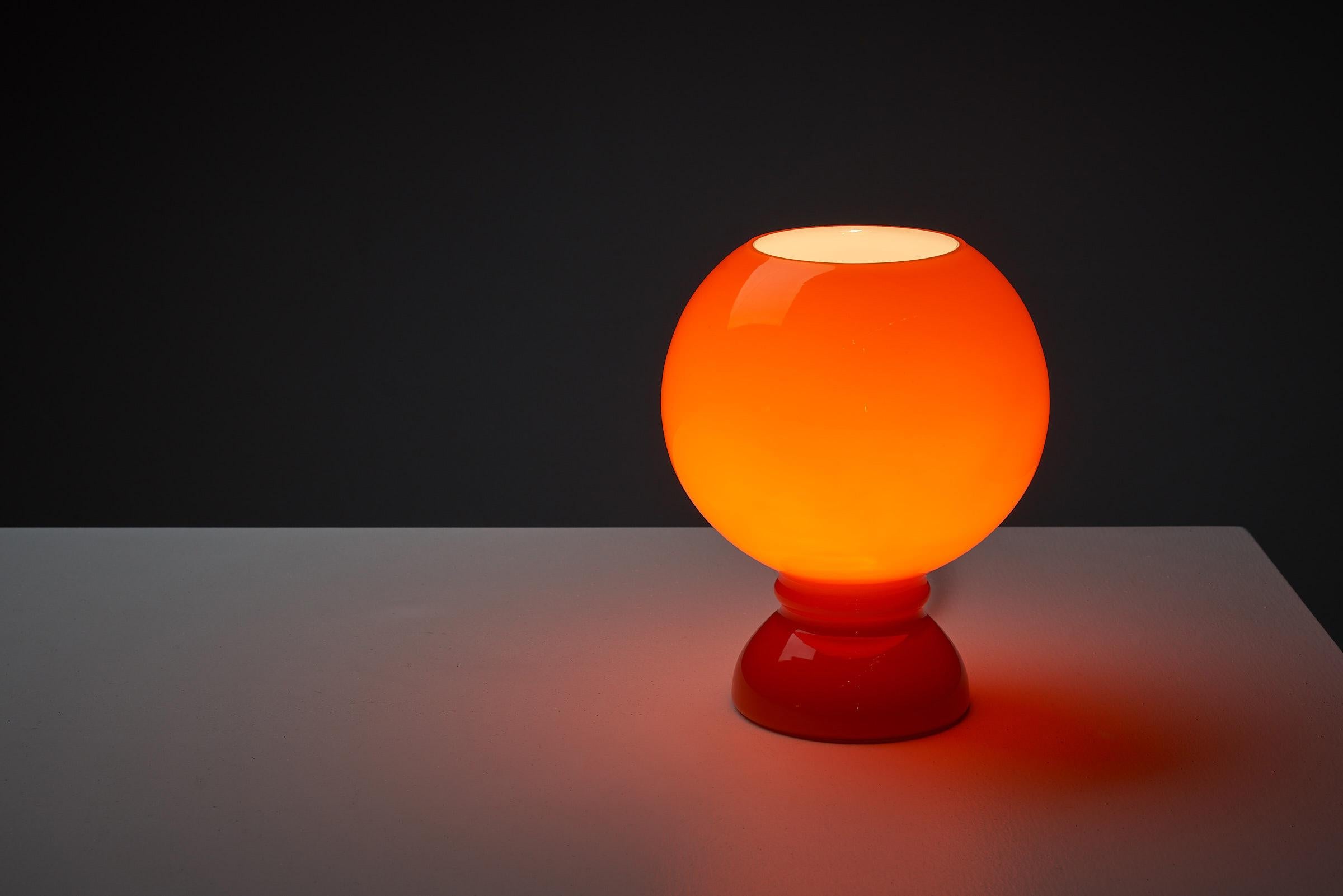 Ère spatiale Lampe de table en verre orange de l'ère spatiale, 1970 en vente