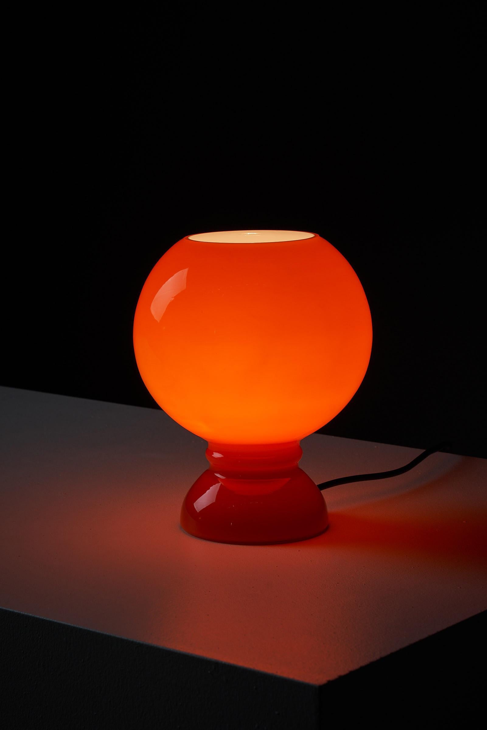 Lampe de table en verre orange de l'ère spatiale, 1970 Excellent état - En vente à Mortsel, BE
