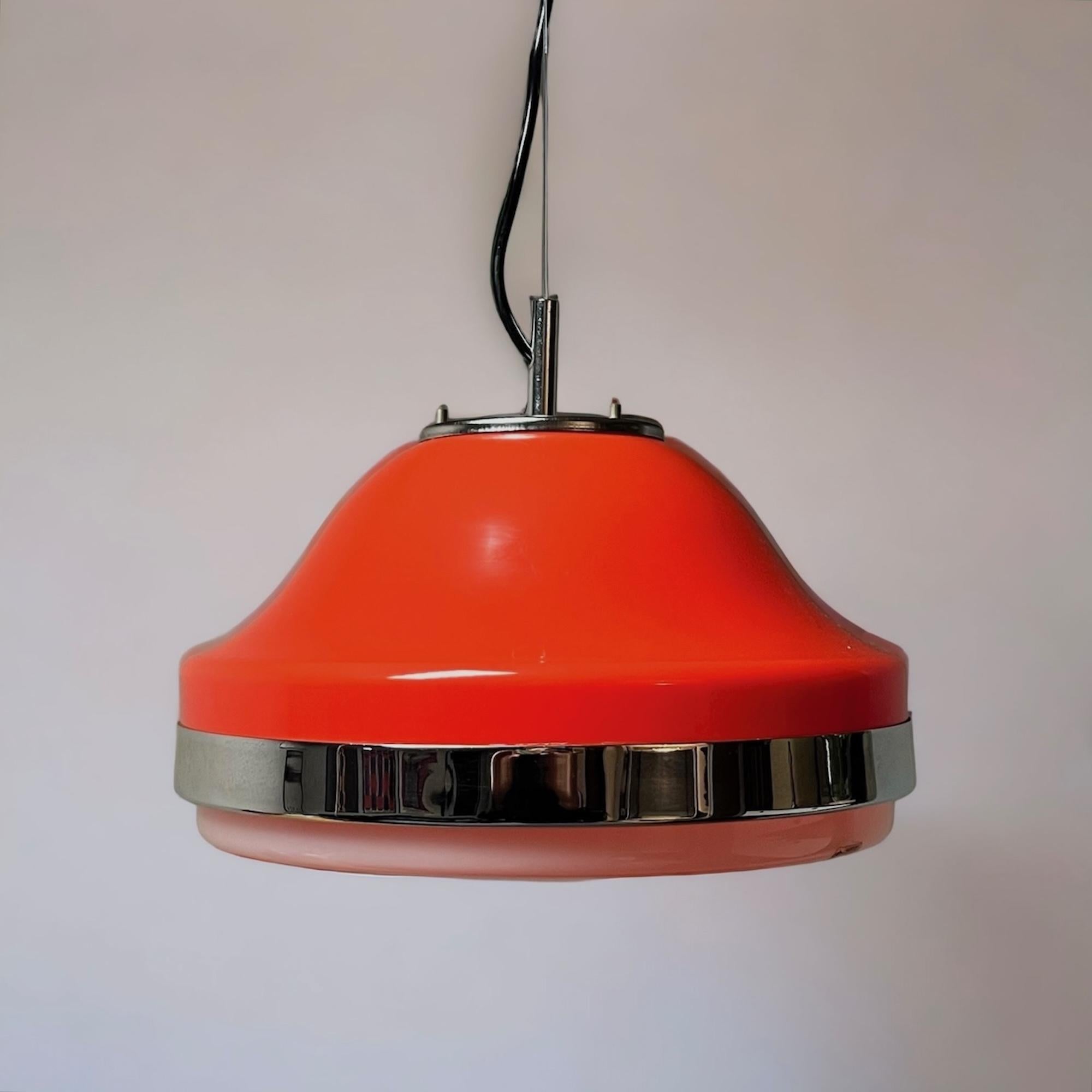 italien Lampe suspendue orange de l'ère spatiale par Harvey Guzzini, années 1960 en vente