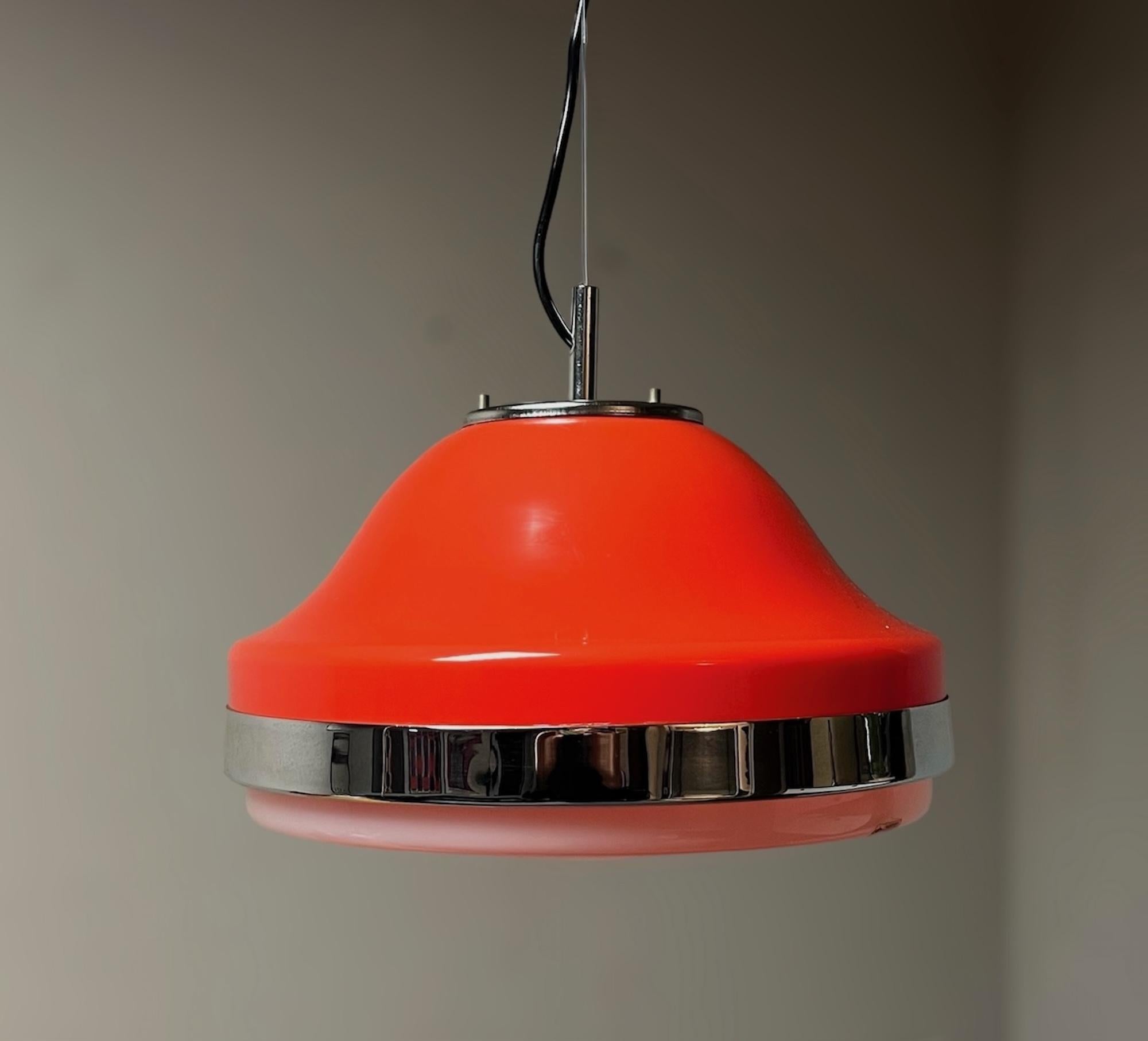 Lampe suspendue orange de l'ère spatiale par Harvey Guzzini, années 1960 Bon état - En vente à San Benedetto Del Tronto, IT