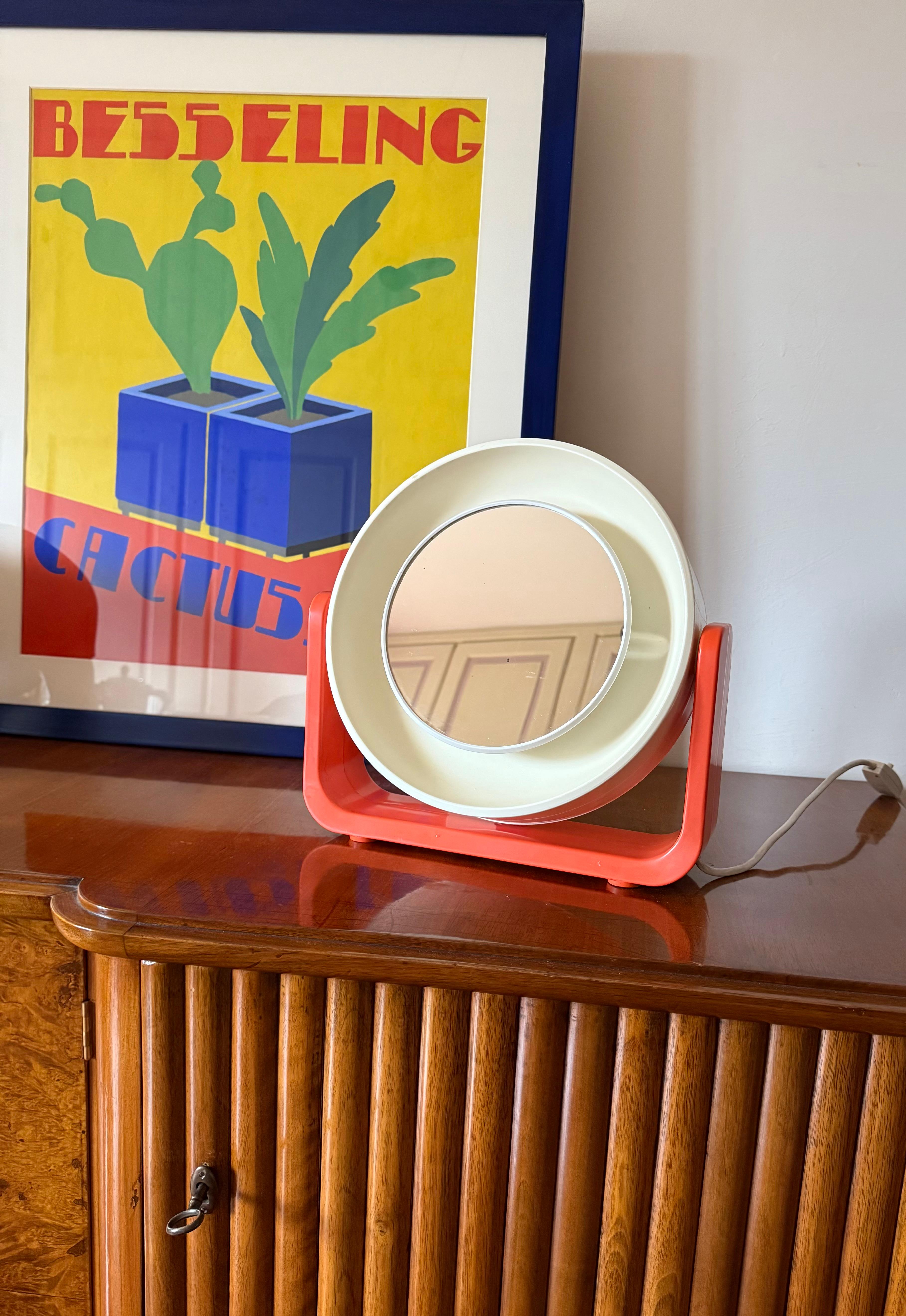 Space Age Illuminated table / wall mirror

Allibert, West Germany 1960s

Two mirrors - one is a magnifier, perfect for toilet use, the other one is full size. Equipped with an anti-glare light ring for uniform illumination of the face.

H 30 cm - 30