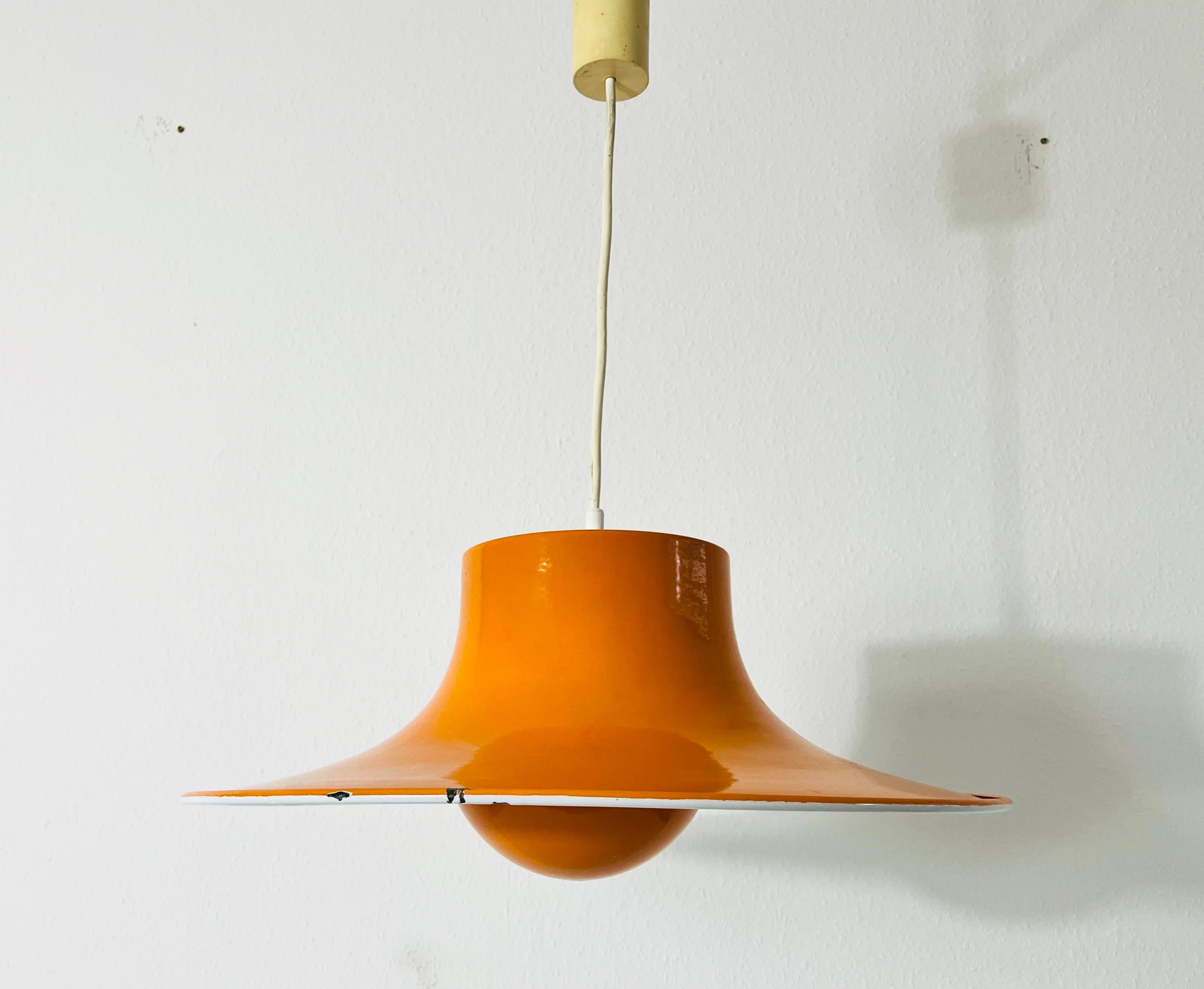 Metal pendant lamp by Erco Leuchten made in Germany in the 1970s.

Measures: 

Height of shade 20 cm

Max height 60 cm

Diameter 47 cm

The light requires one E27 light bulb. Works with both 120V/220V. Good vintage condition.

Free