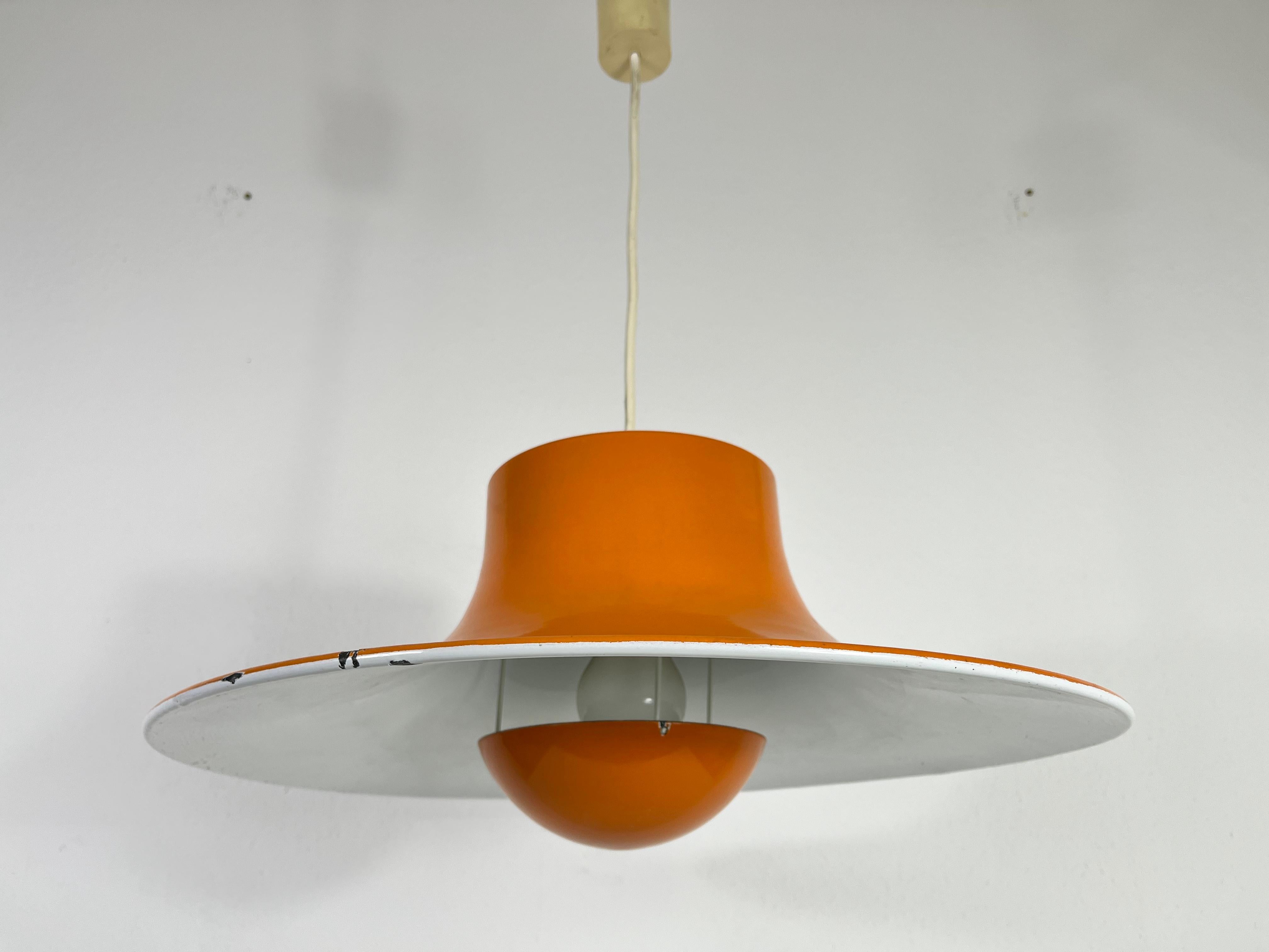 Mid-Century Modern Lampe à suspension orange de l'ère spatiale par Erco, Allemagne, années 1970 en vente