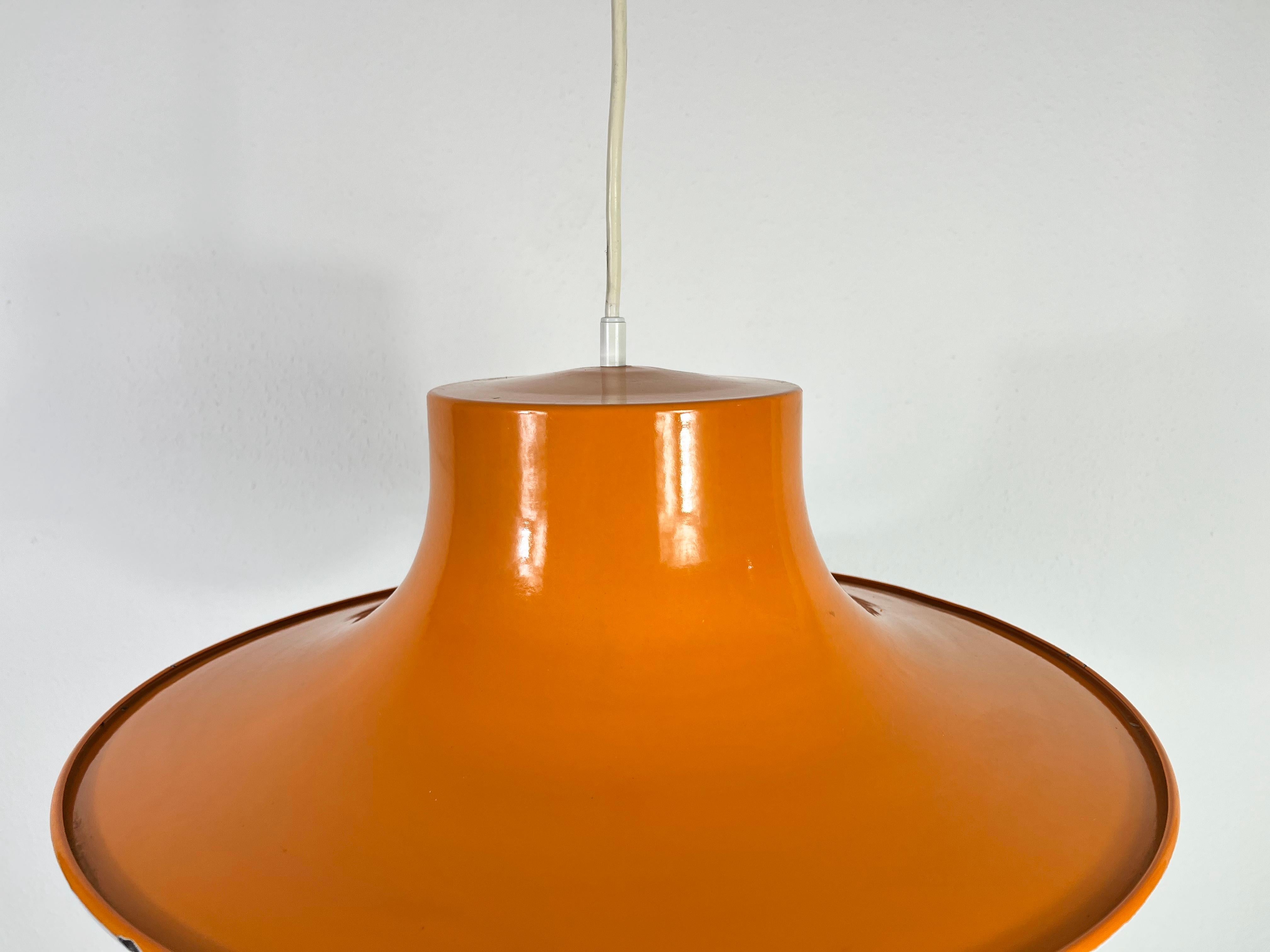 Lampe à suspension orange de l'ère spatiale par Erco, Allemagne, années 1970 Bon état - En vente à Hagenbach, DE