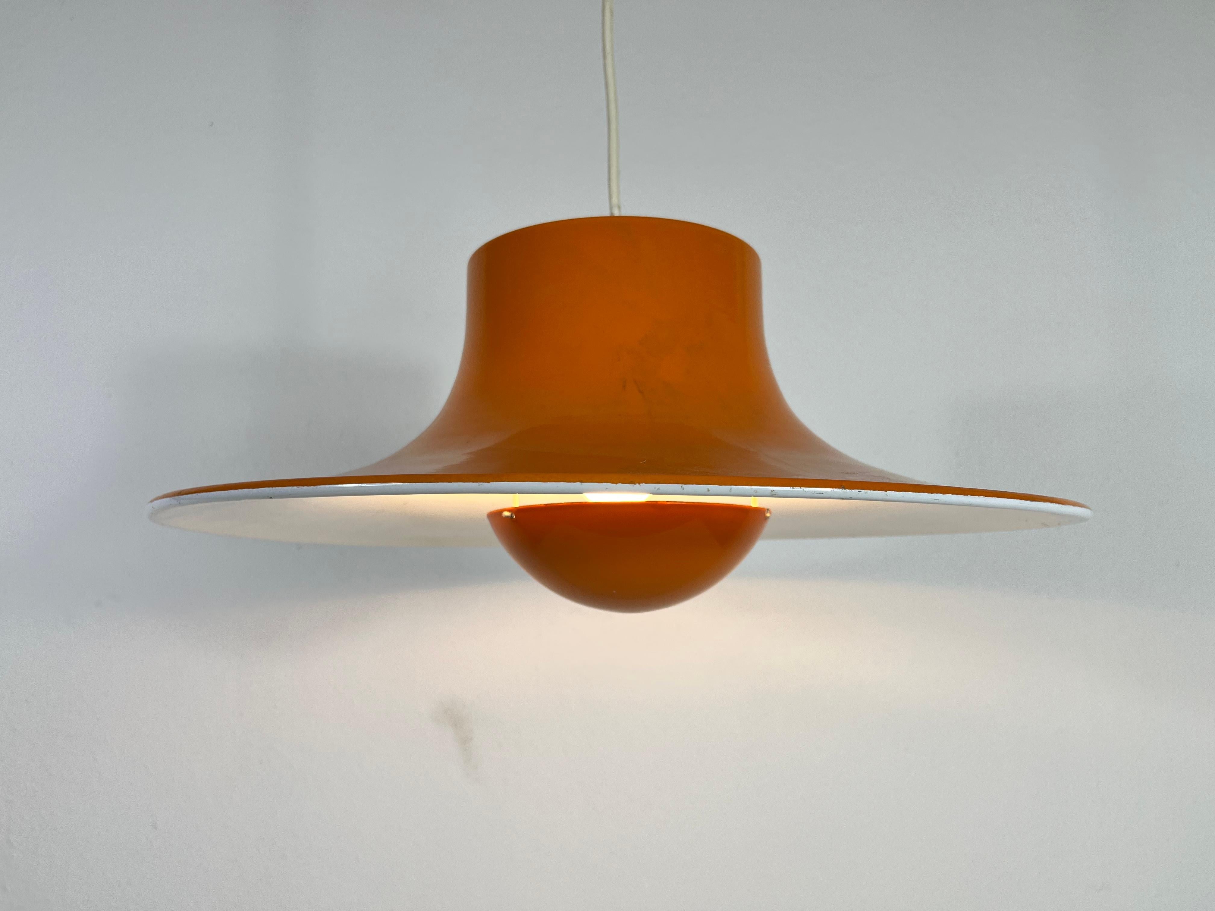 Lampe à suspension orange de l'ère spatiale par Erco, Allemagne, années 1970 en vente 1