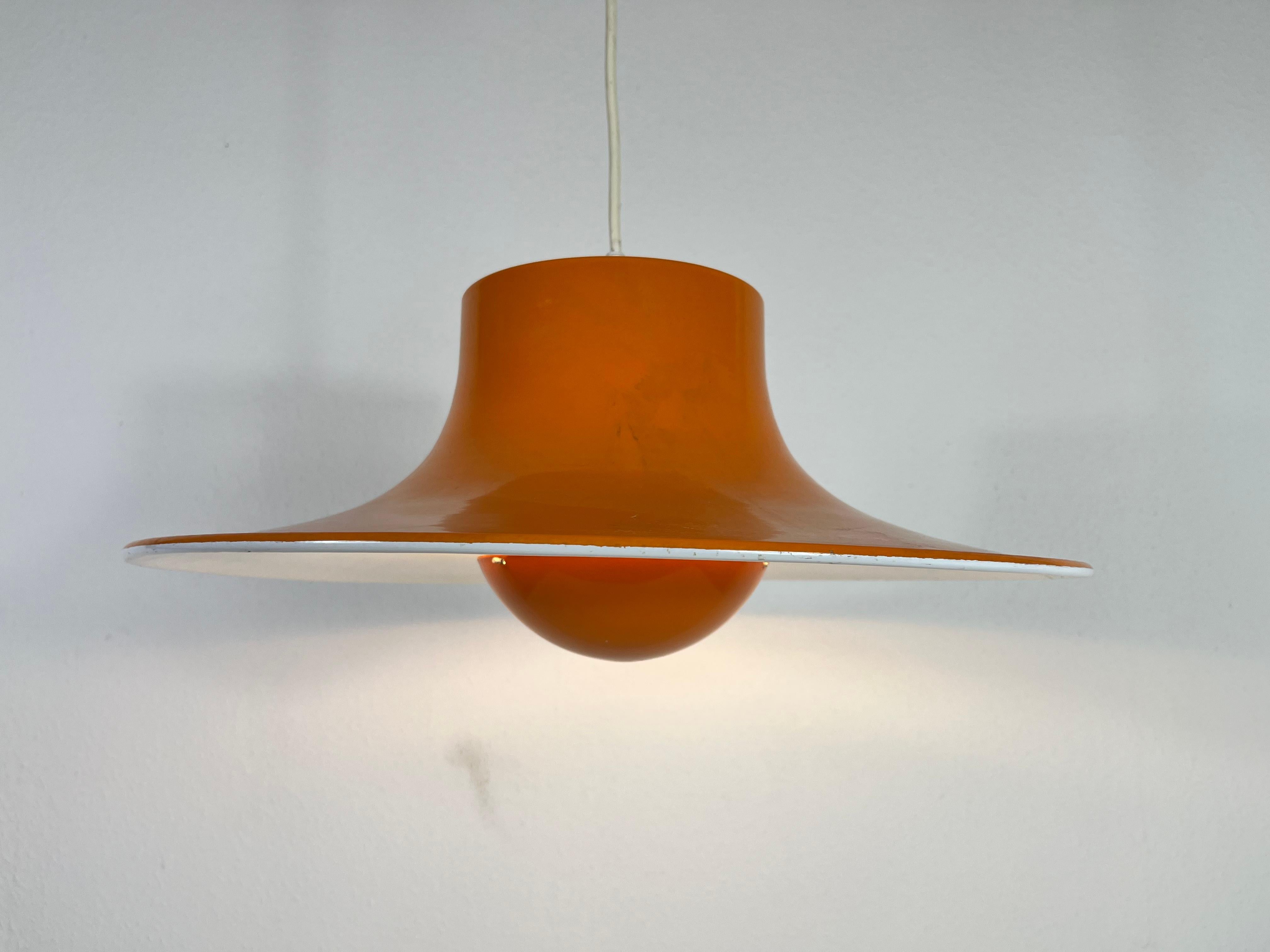 Lampe à suspension orange de l'ère spatiale par Erco, Allemagne, années 1970 en vente 2