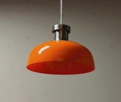 Lampe suspendue orange Kartell KD7, années 1960