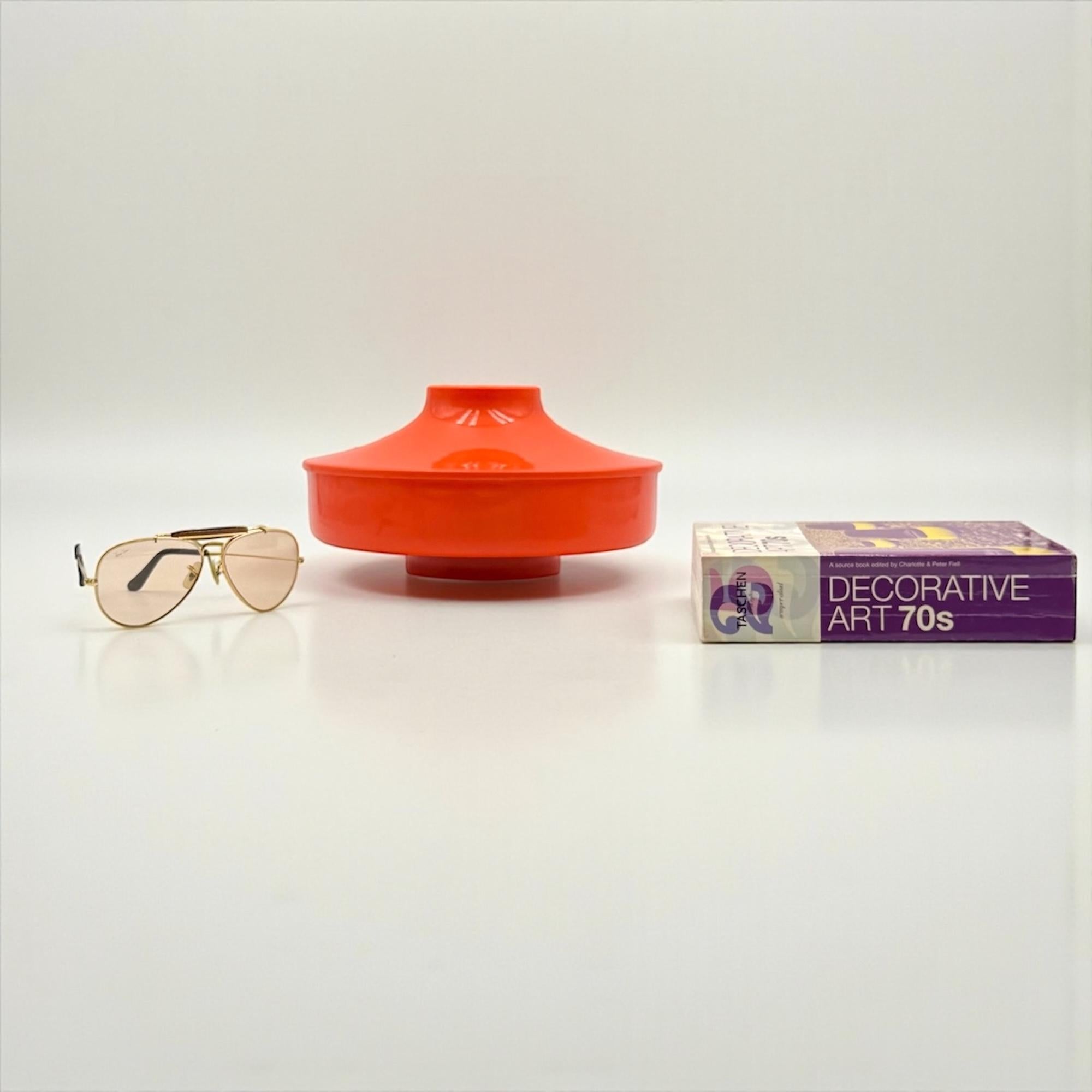 Ikonischer Kunststoffbehälter aus dem Weltraum, entworfen von Luigi Massoni für Guzzini. 

Dieses Glas in Form einer fliegenden Untertasse wurde von Guzzini für die renommierte Schokoladenfabrik Venchi hergestellt, die 1878 in Turin gegründet