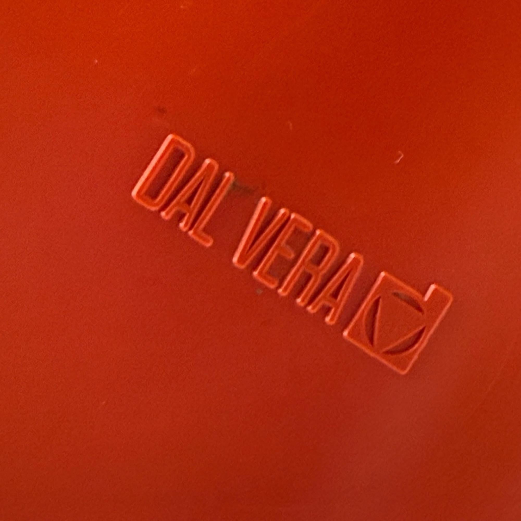 Rehaussez votre intérieur avec ce chariot de bar orange vintage de Dal Vera, une création emblématique du design italien des années 1970. Ses plateaux orange frappants et son cadre métallique pliable allient une esthétique audacieuse à une