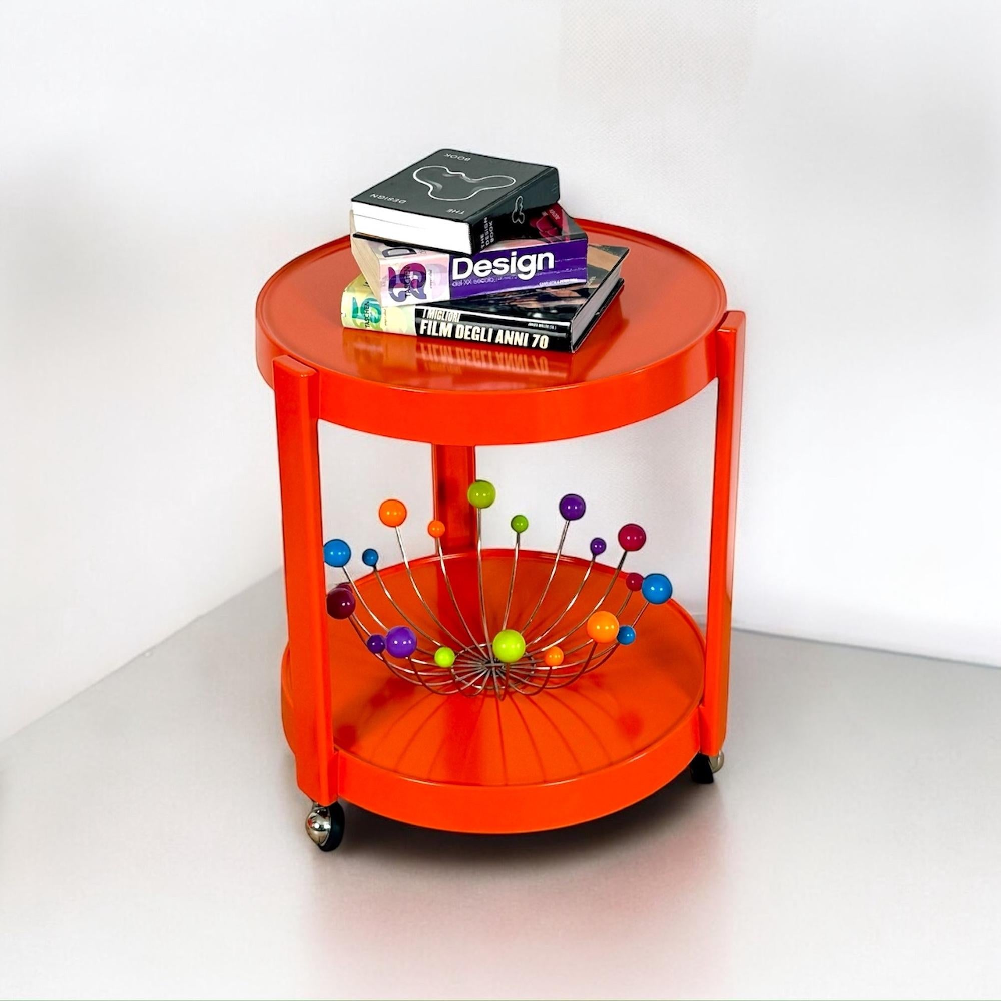 Table de bar mobile orange de l'ère spatiale fabriquée en Italie, 1970 en vente 4