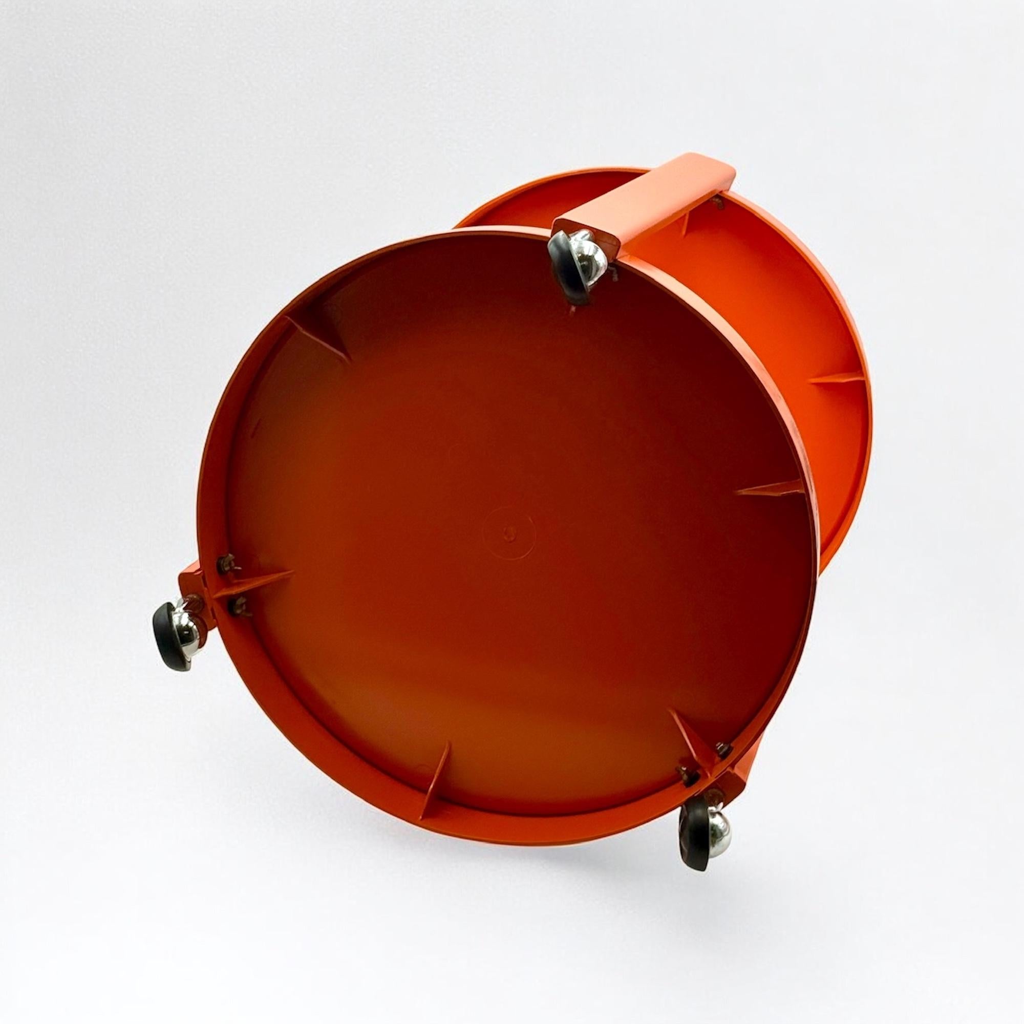 Plastique Table de bar mobile orange de l'ère spatiale fabriquée en Italie, 1970 en vente