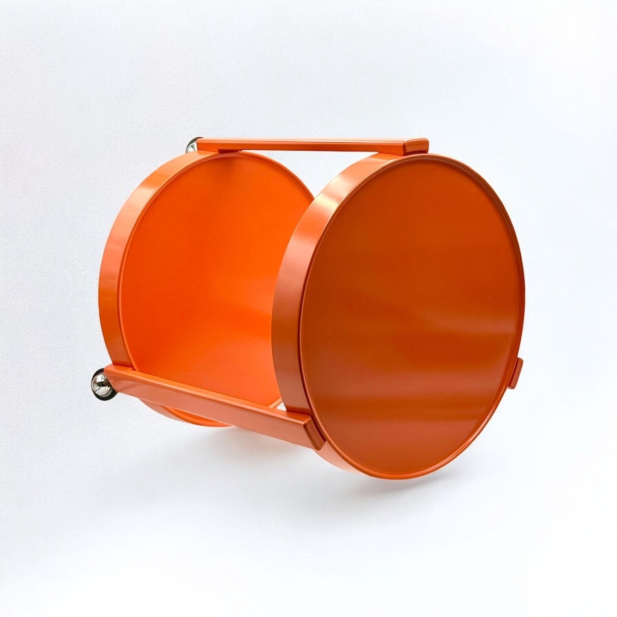 Table de bar mobile orange de l'ère spatiale fabriquée en Italie, 1970 en vente 2