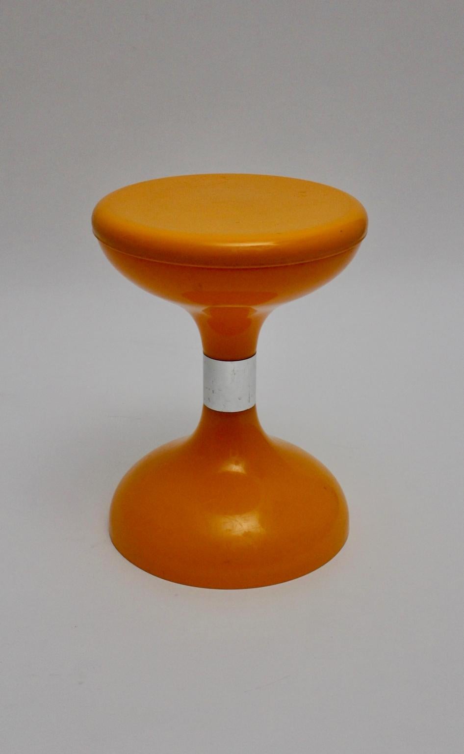 Ère spatiale Tabouret en plastique orange de l'ère spatiale Sgabello Americano, Italie, 1970 en vente