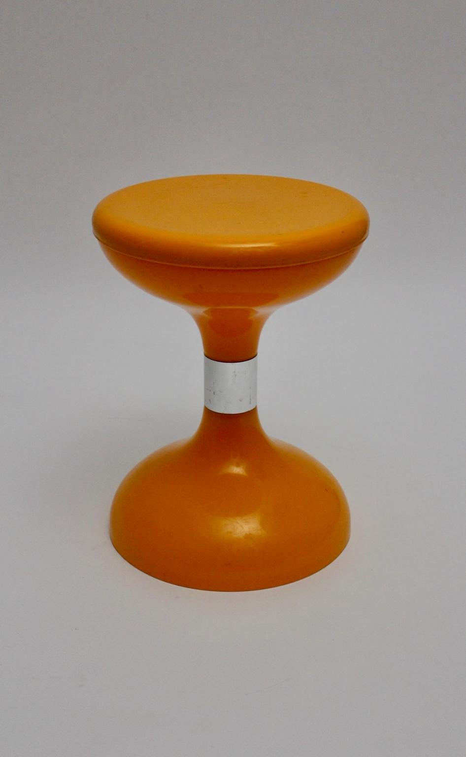 Taburete Vintage de Plástico Naranja de la Era Espacial Sgabello Americano, Italia, años 70 Era espacial en venta