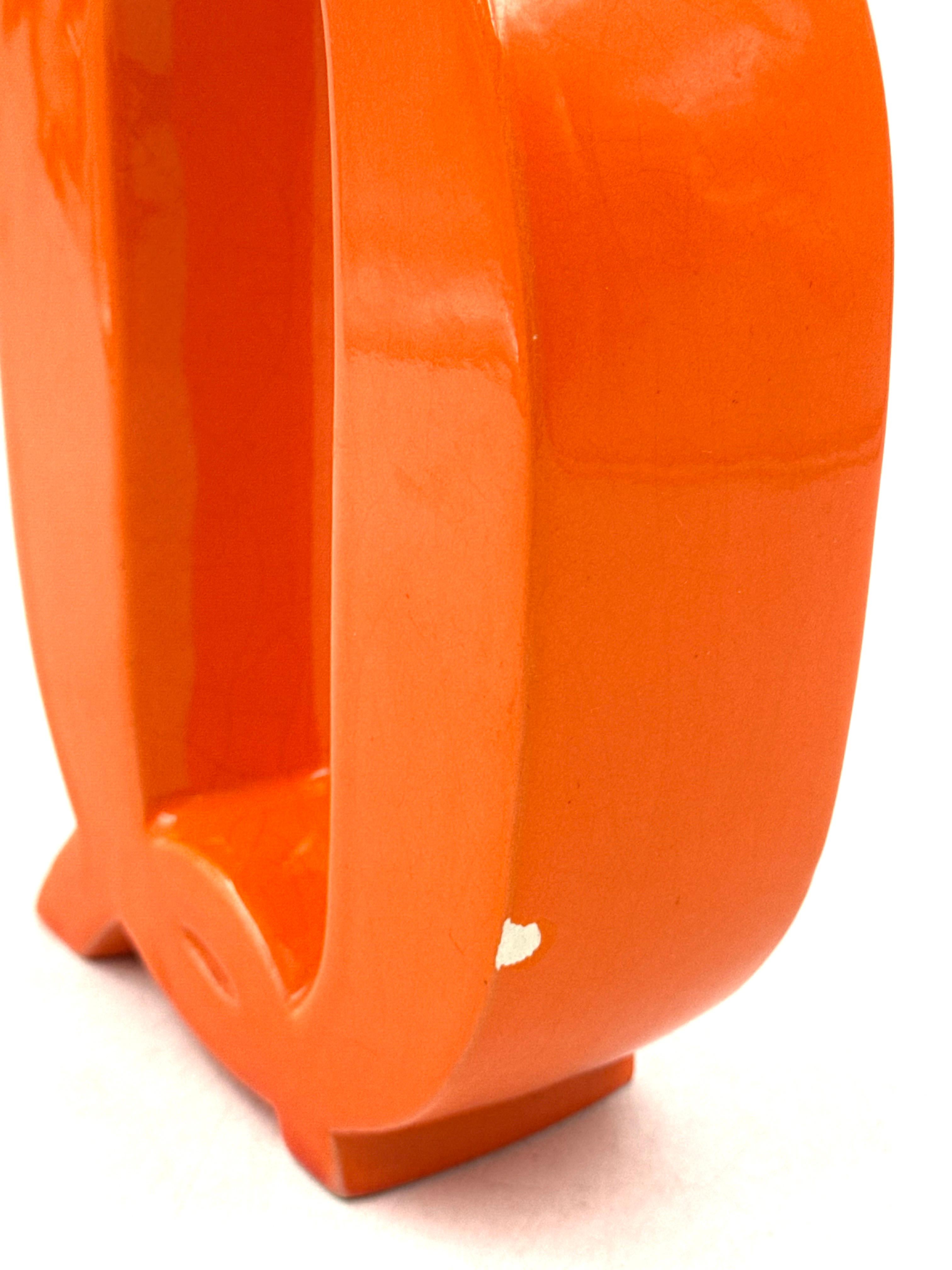 Space age orange Q letter shaped ceramic solifleur vase, Marcel Radureau ca. 197 in vendita 5