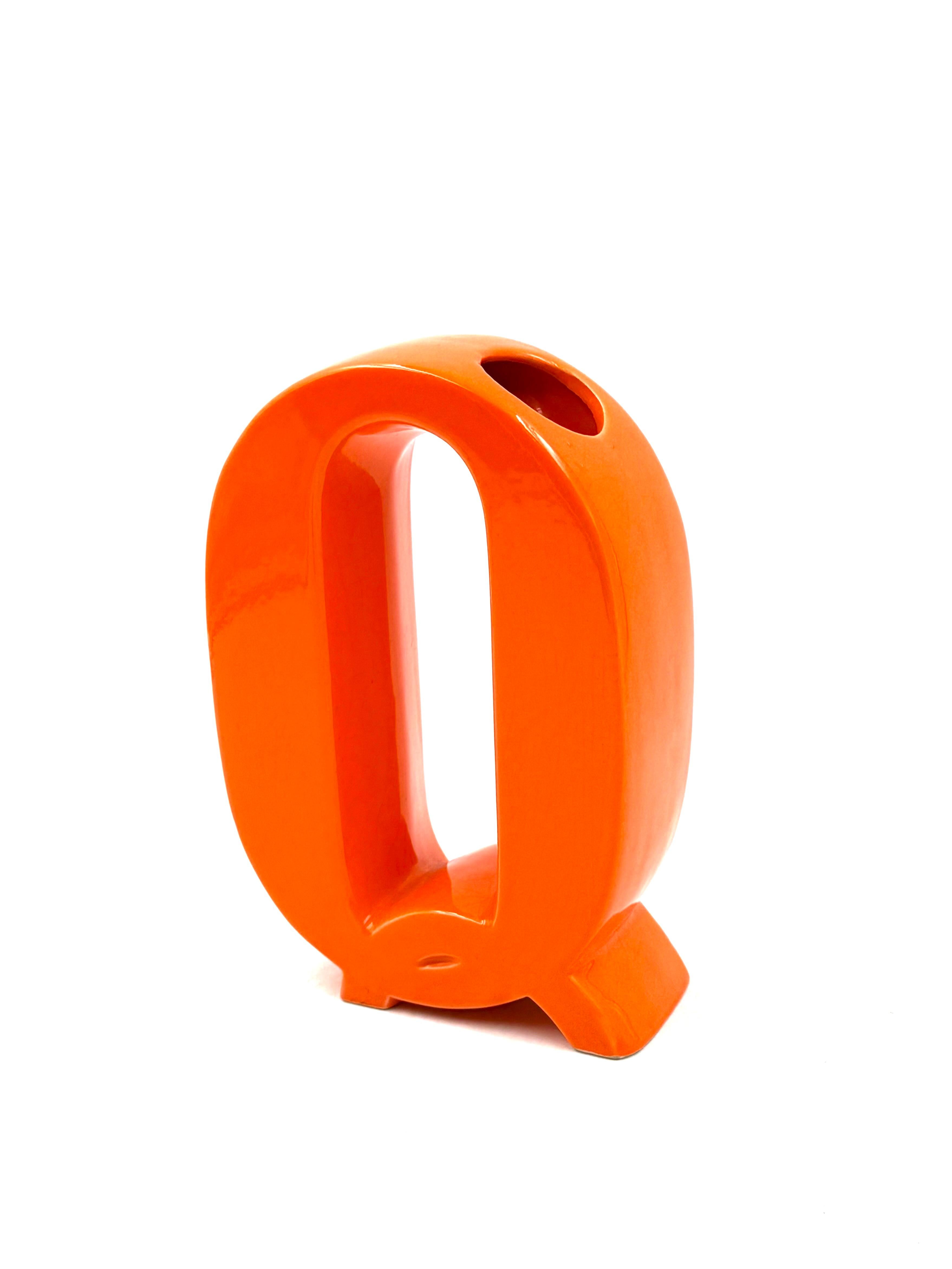 French Space age orange Q letter shaped ceramic solifleur vase, Marcel Radureau ca. 197 in vendita