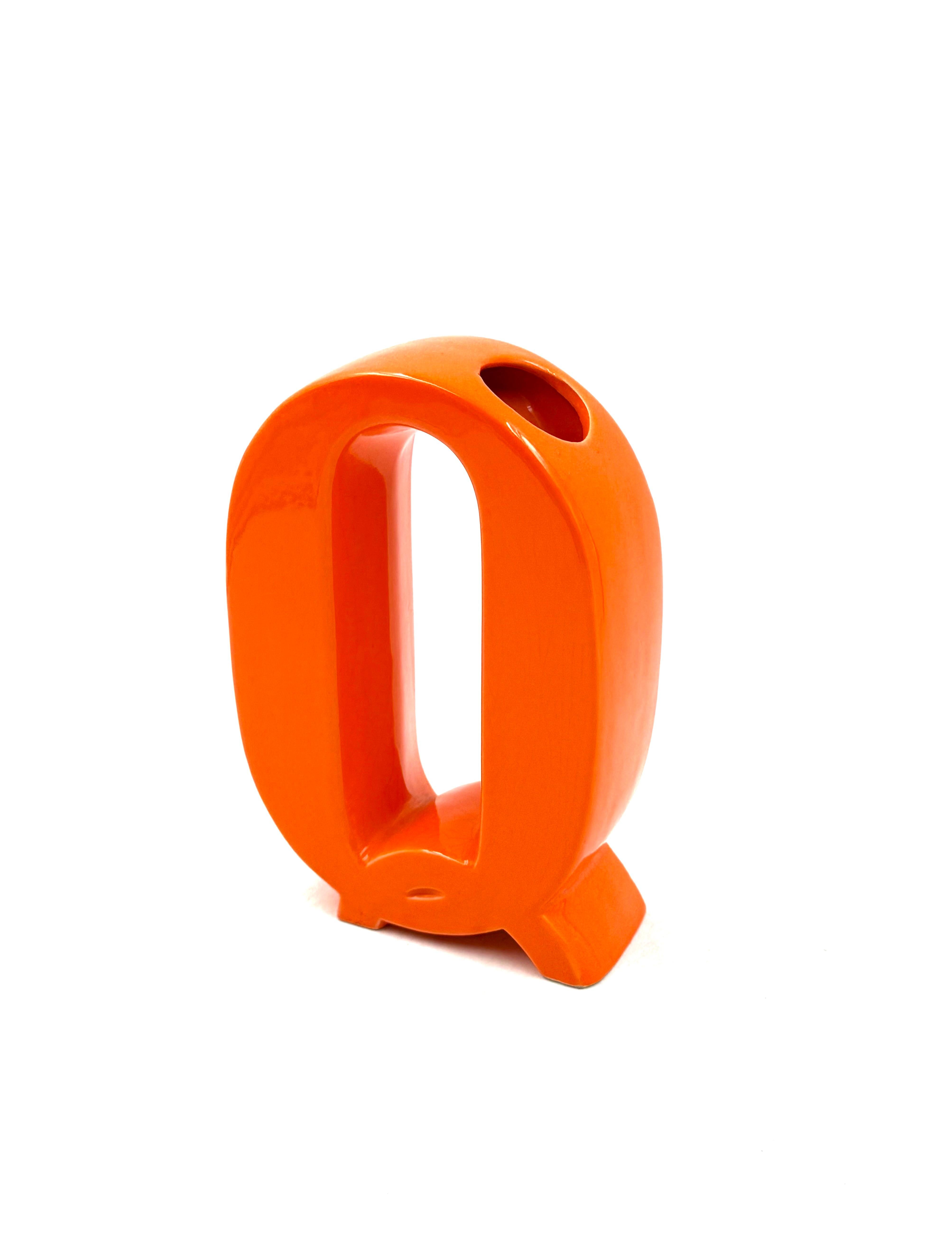 Space age orange Q letter shaped ceramic solifleur vase, Marcel Radureau ca. 197 In condizioni buone in vendita a Firenze, IT
