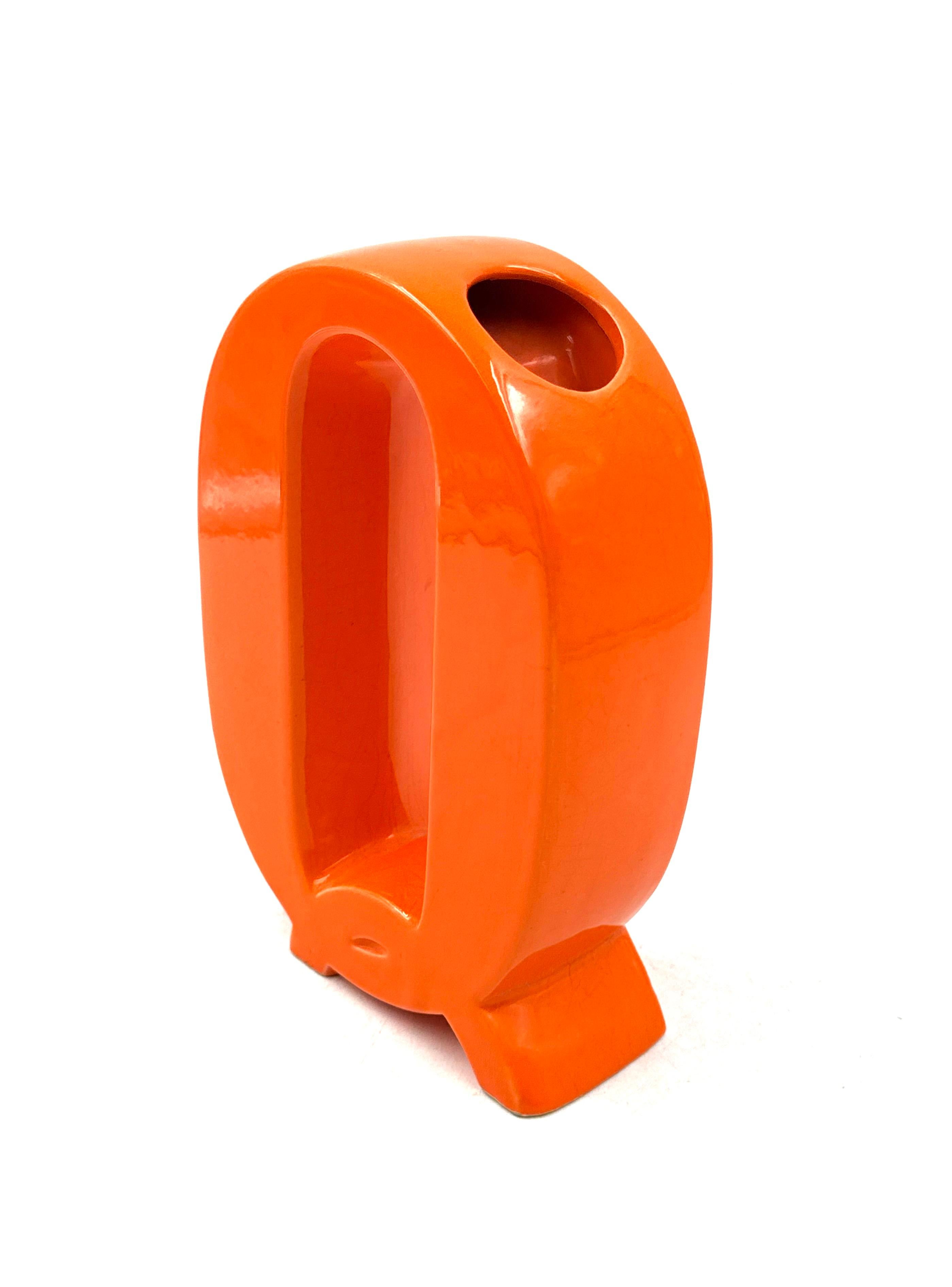 Ceramica Space age orange Q letter shaped ceramic solifleur vase, Marcel Radureau ca. 197 in vendita