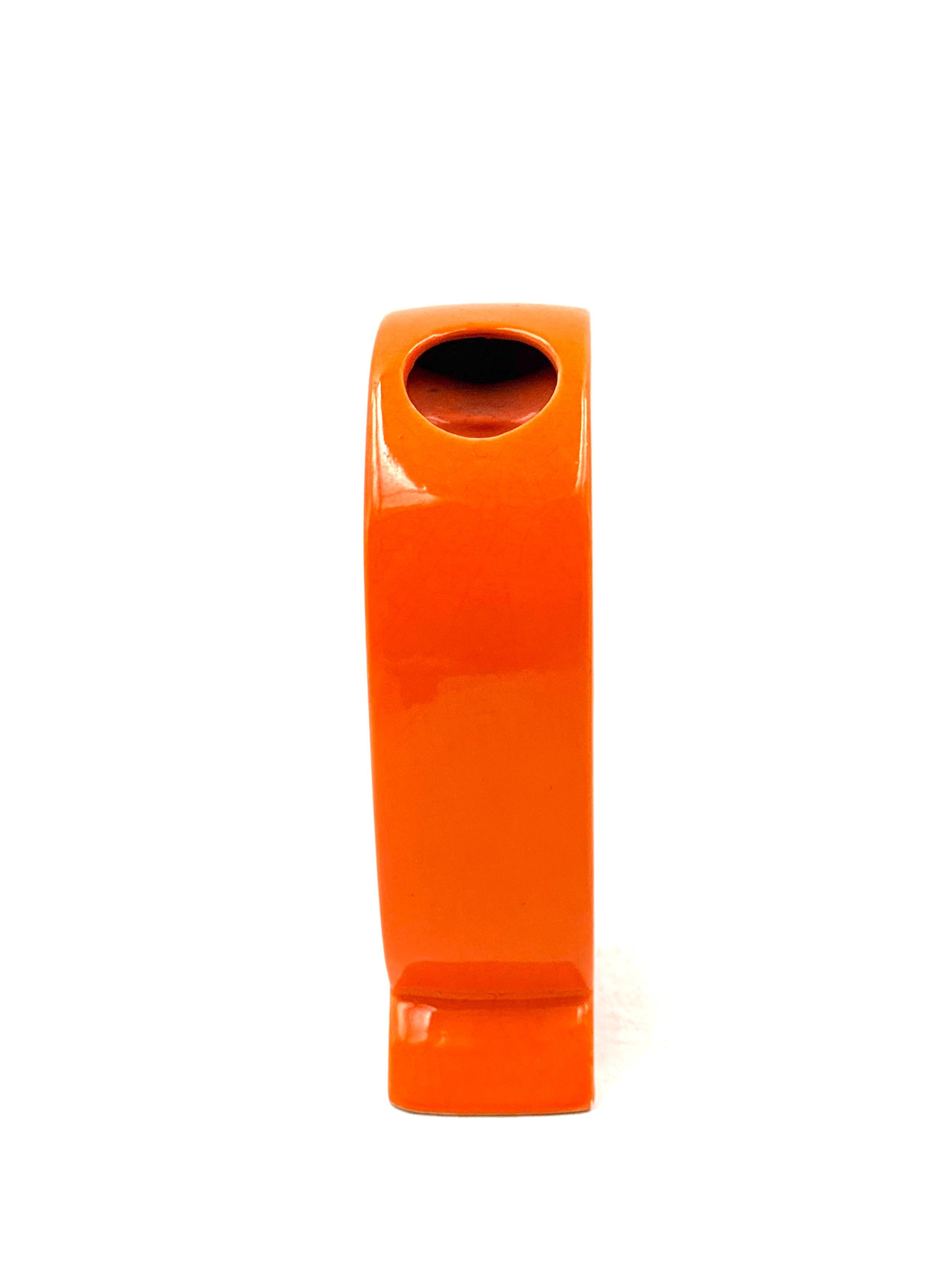 Space age orange Q letter shaped ceramic solifleur vase, Marcel Radureau ca. 197 in vendita 1