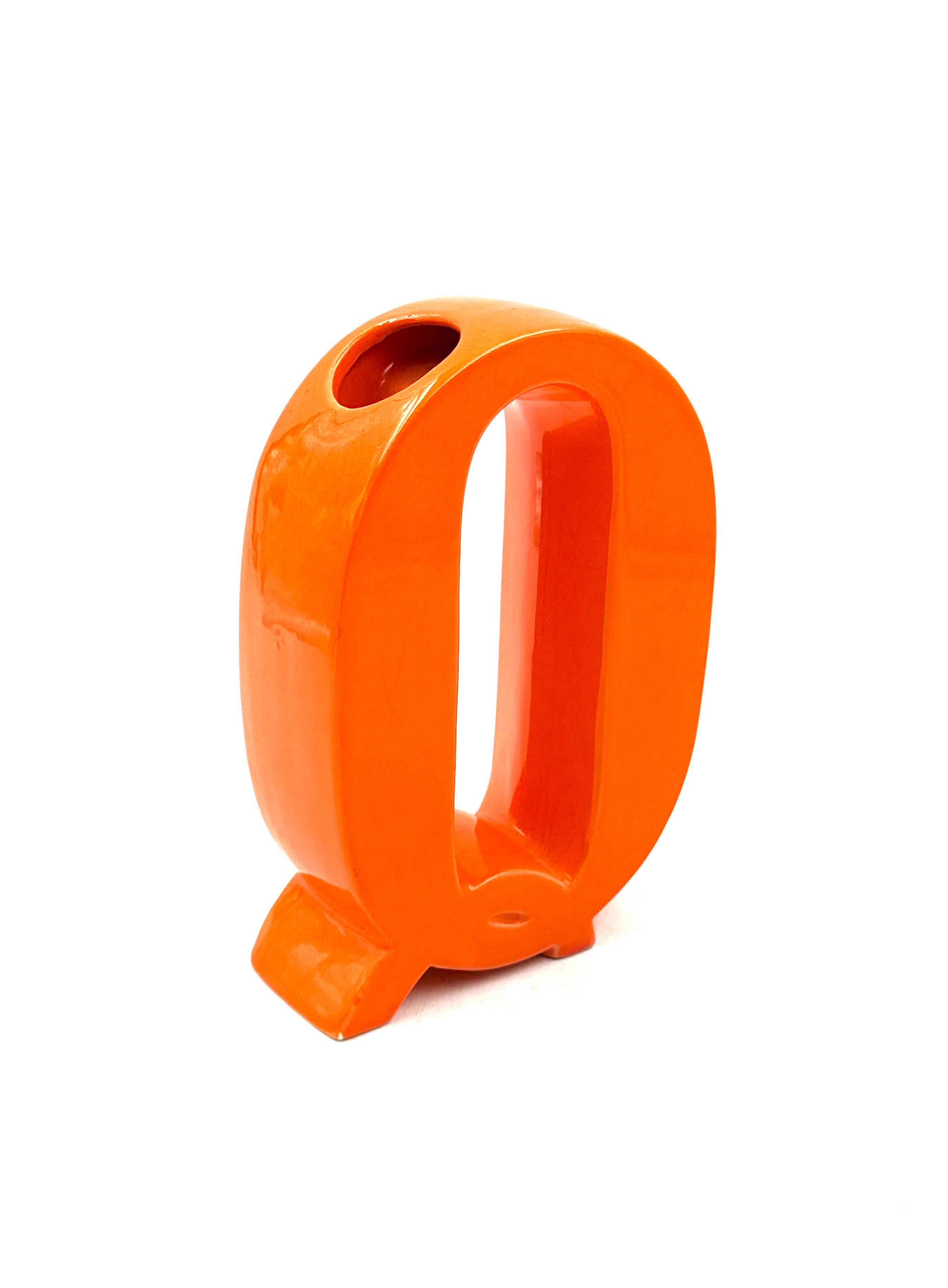 Space age orange Q letter shaped ceramic solifleur vase, Marcel Radureau ca. 197 in vendita 2