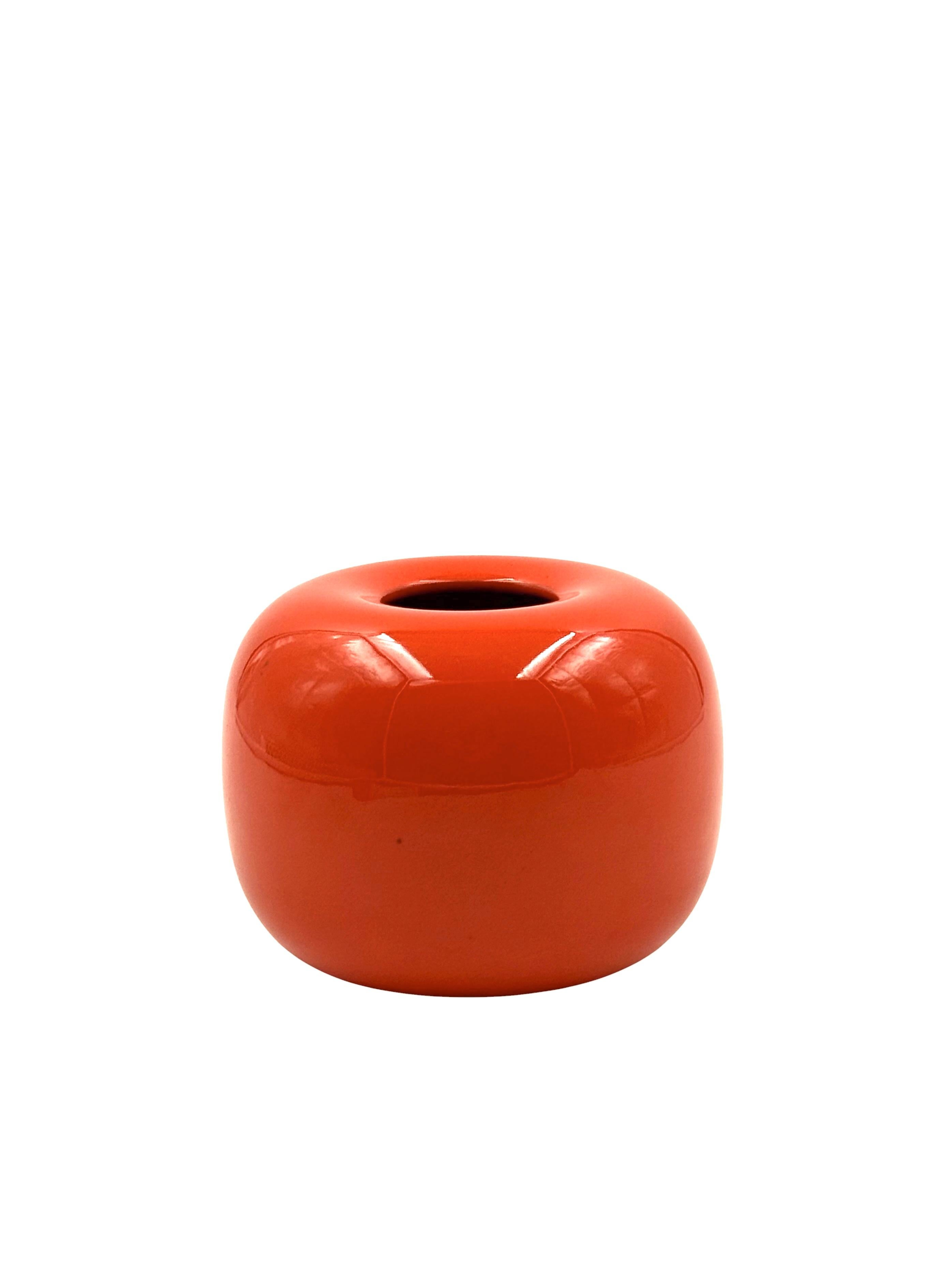Jarrón pequeño de cerámica naranja de la era espacial, Sicart Italia ca. 1970 Cerámico en venta